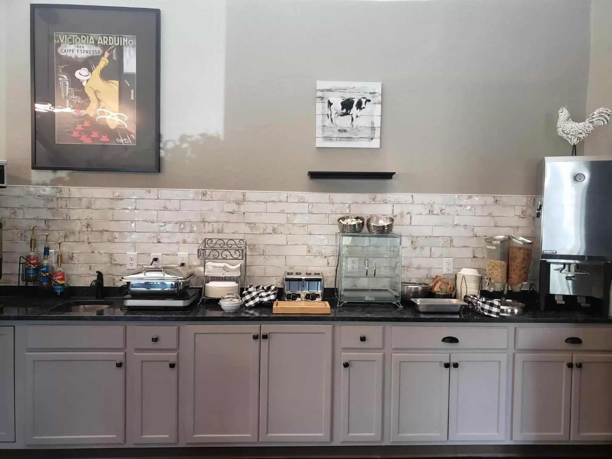 Breakfast, Kitchen/Kitchenette in AmericInn by Wyndham Grand Rapids