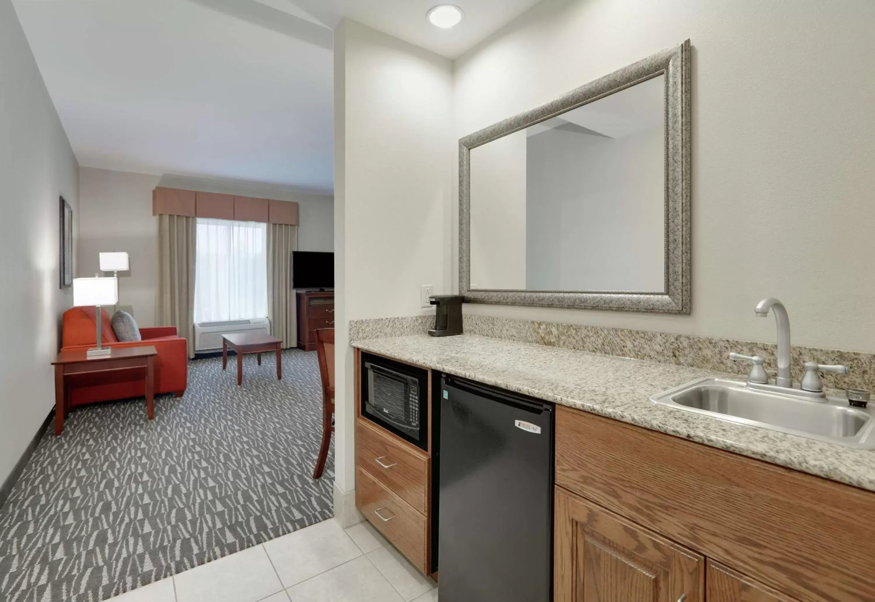 Living room, Kitchen/Kitchenette in Hampton Inn & Suites Southern Pines-Pinehurst