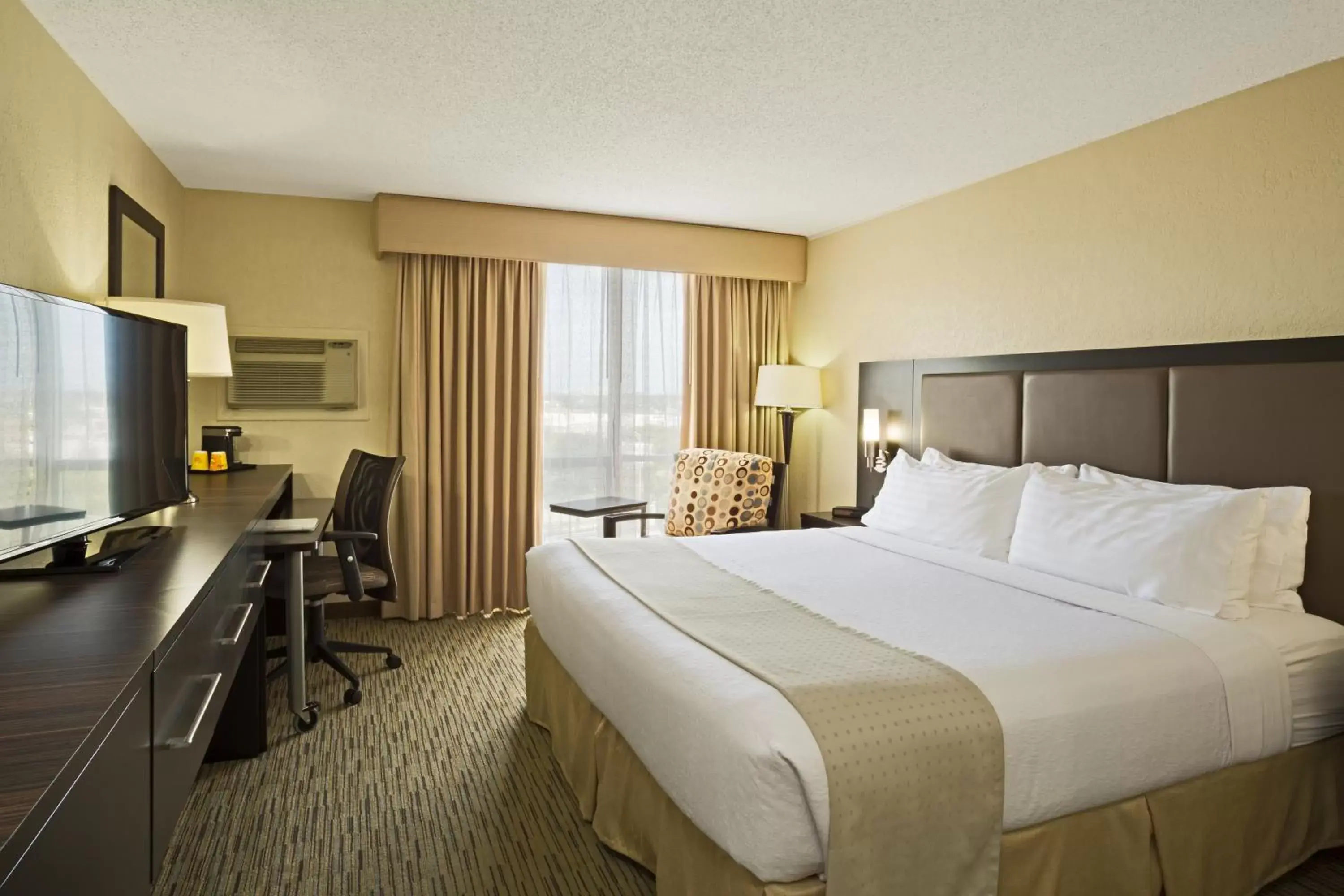 Photo of the whole room in Holiday Inn Miami International Airport, an IHG Hotel