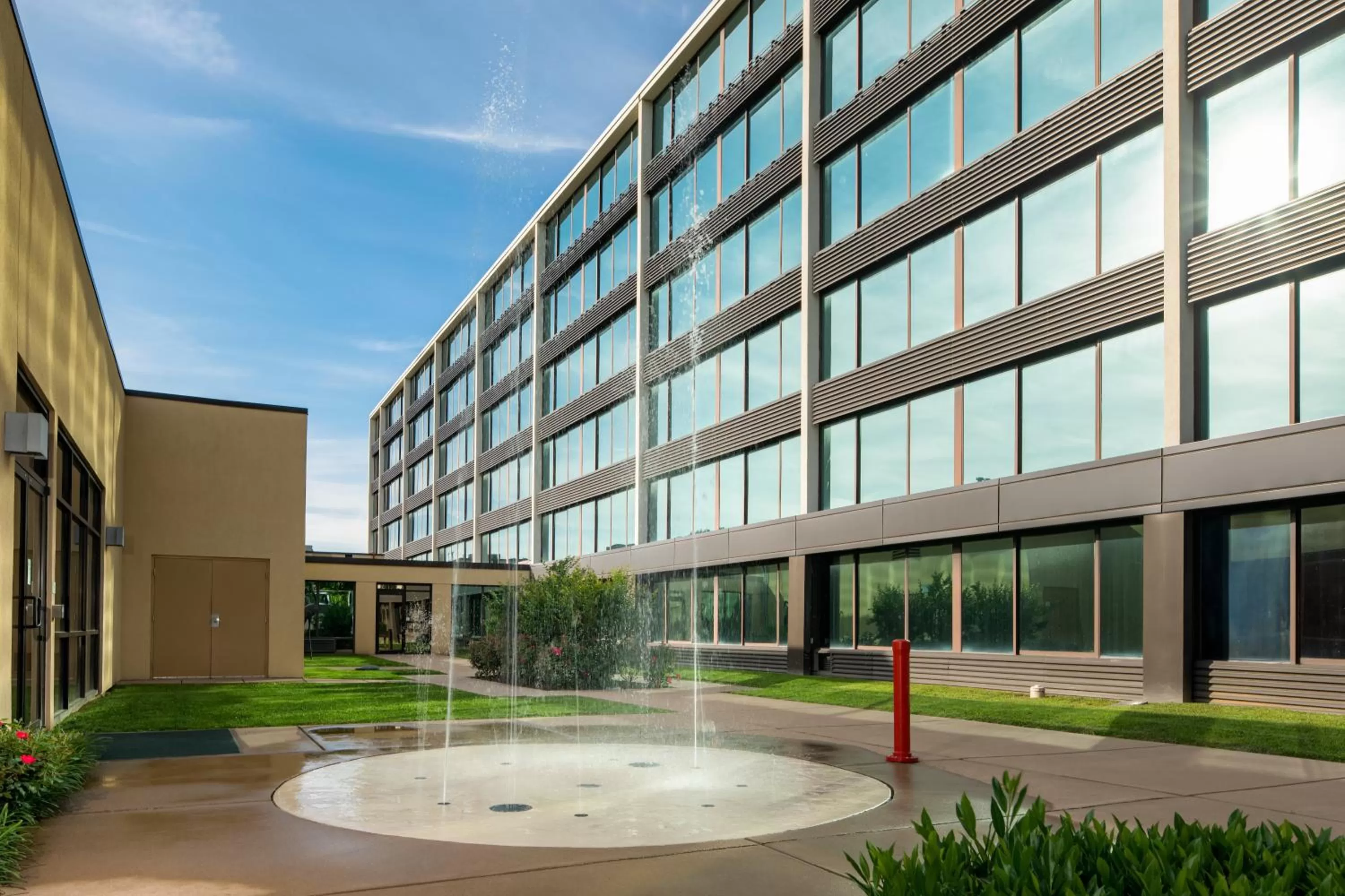 Area and facilities in Holiday Inn and Suites Charleston West by IHG