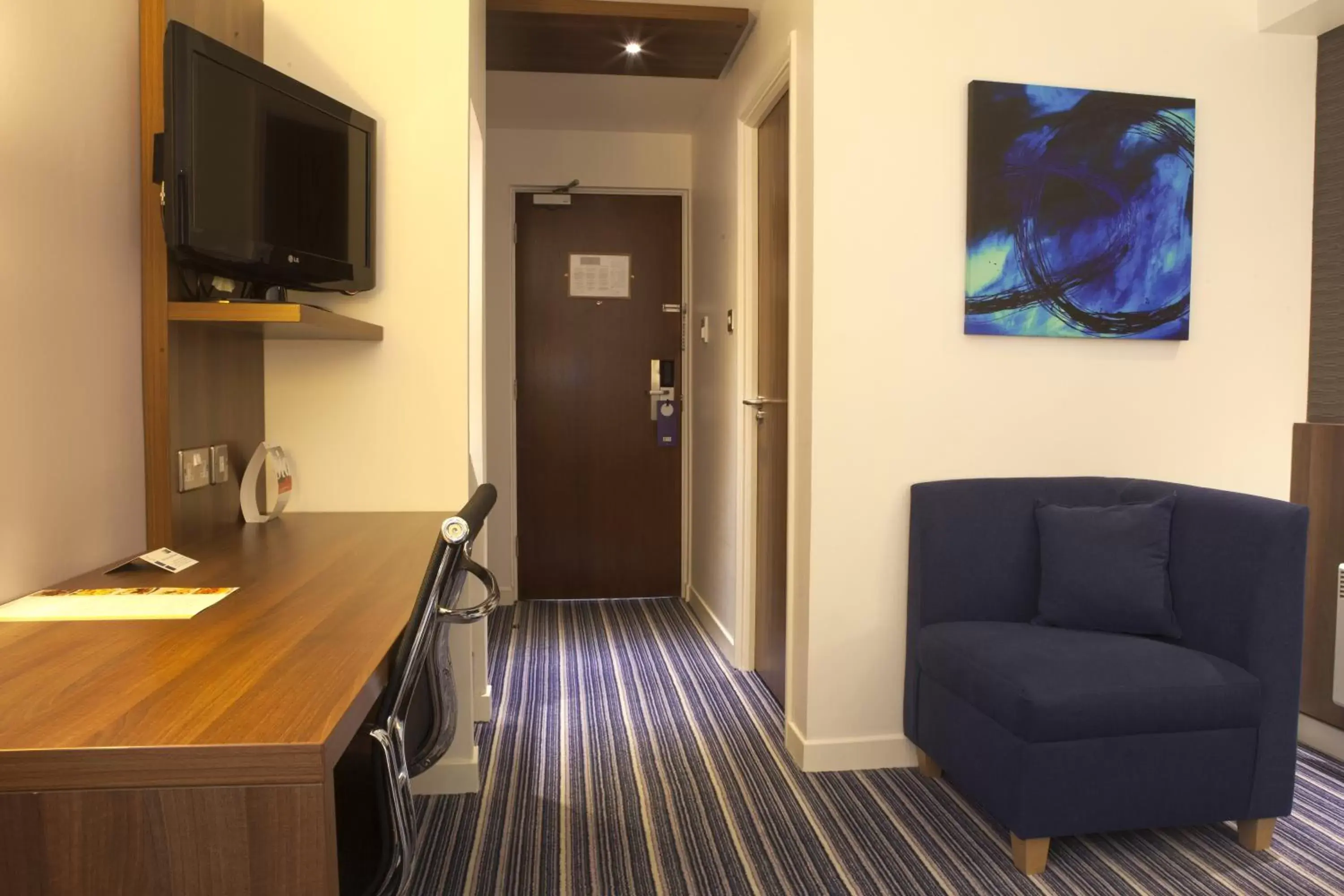 Bedroom, TV/Entertainment Center in Holiday Inn Express Edinburgh Airport, an IHG Hotel