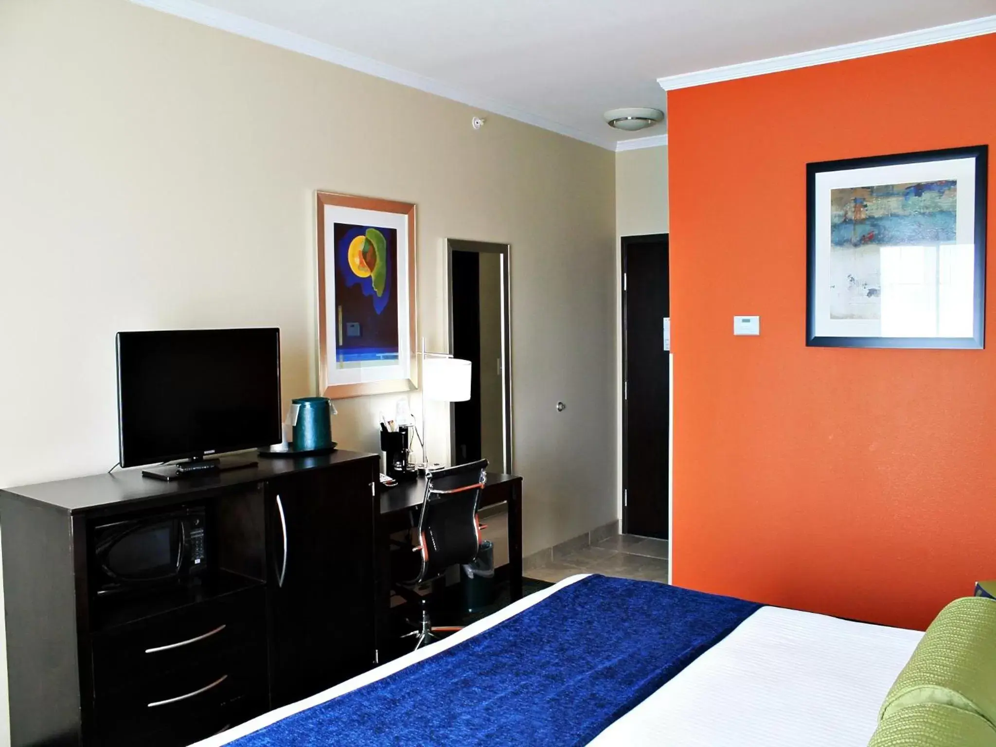 Bedroom, TV/Entertainment Center in Cityview Inn & Suites Downtown /RiverCenter Area
