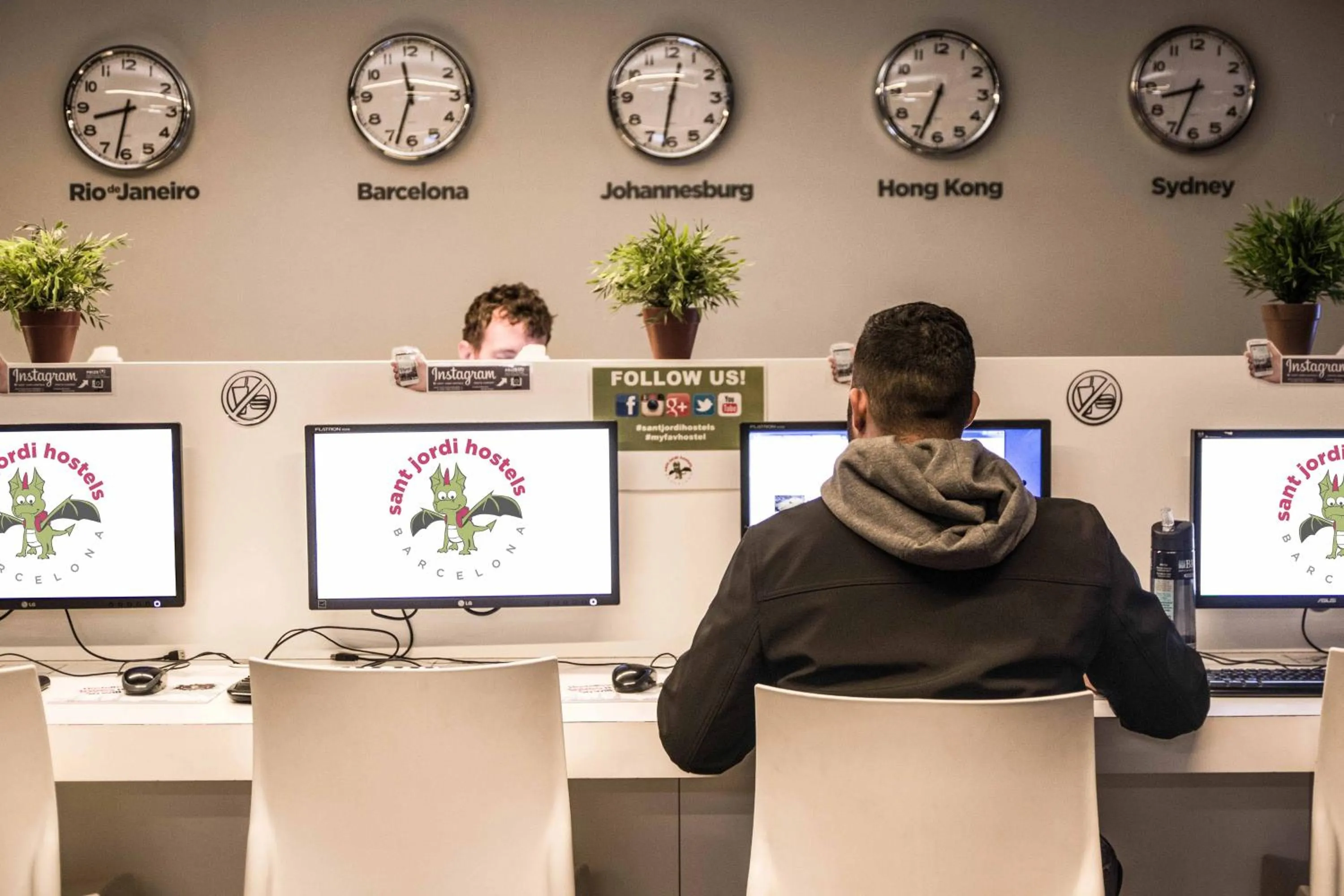 Decorative detail in Sant Jordi Hostels Sagrada Familia