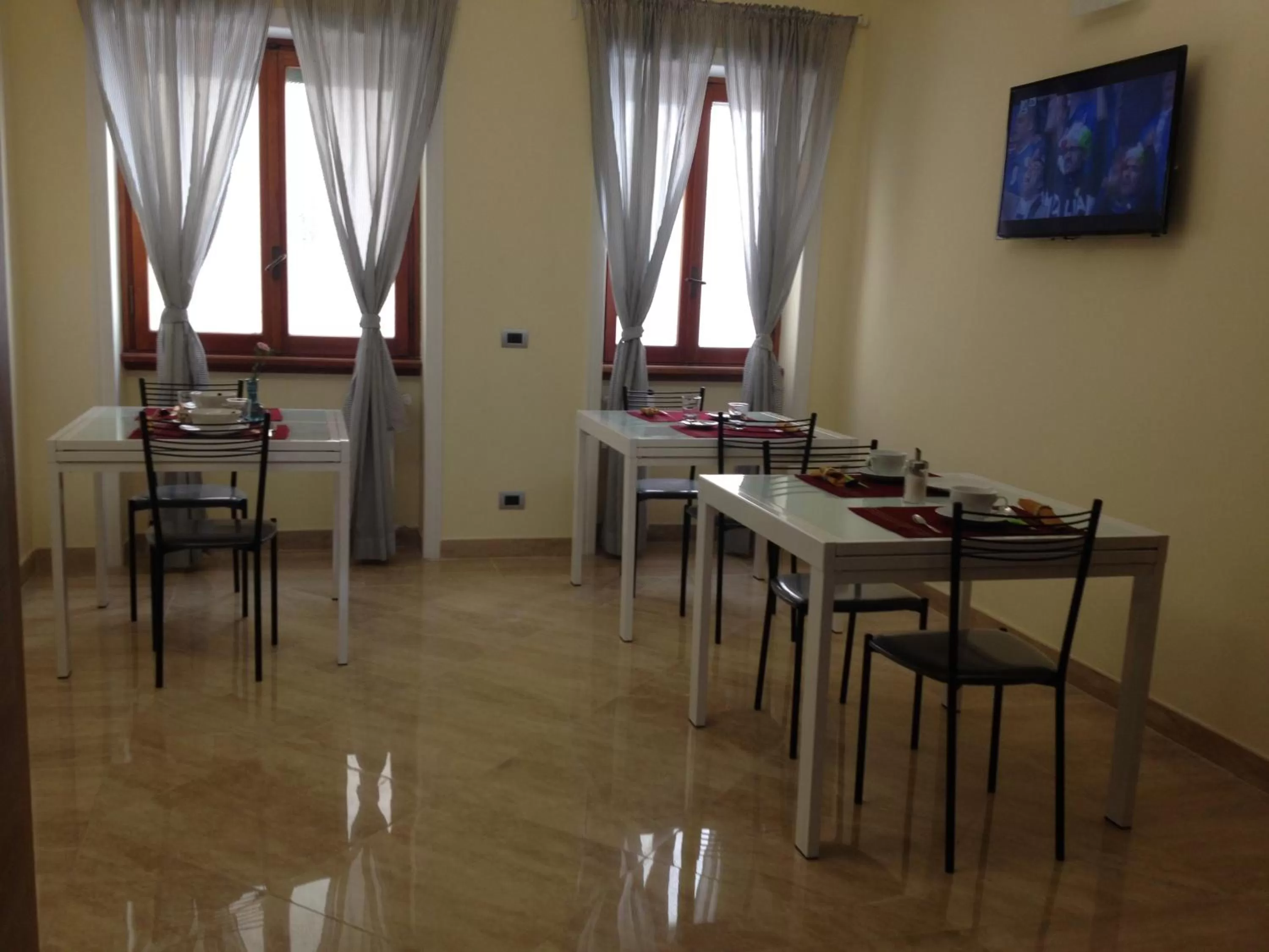 Communal lounge/ TV room in Trastevere's Friends