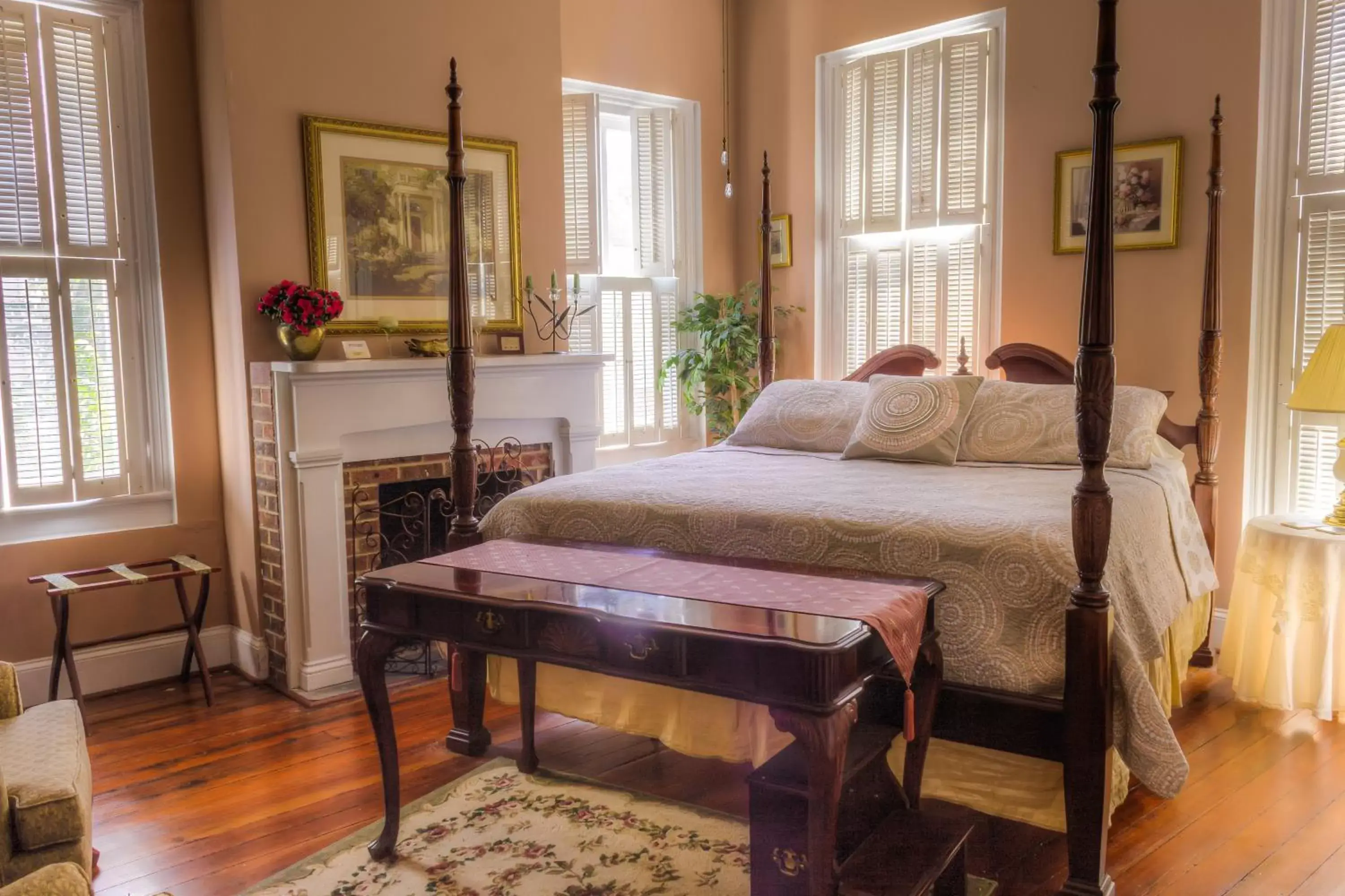 Photo of the whole room, Bed in Olde Town Inn