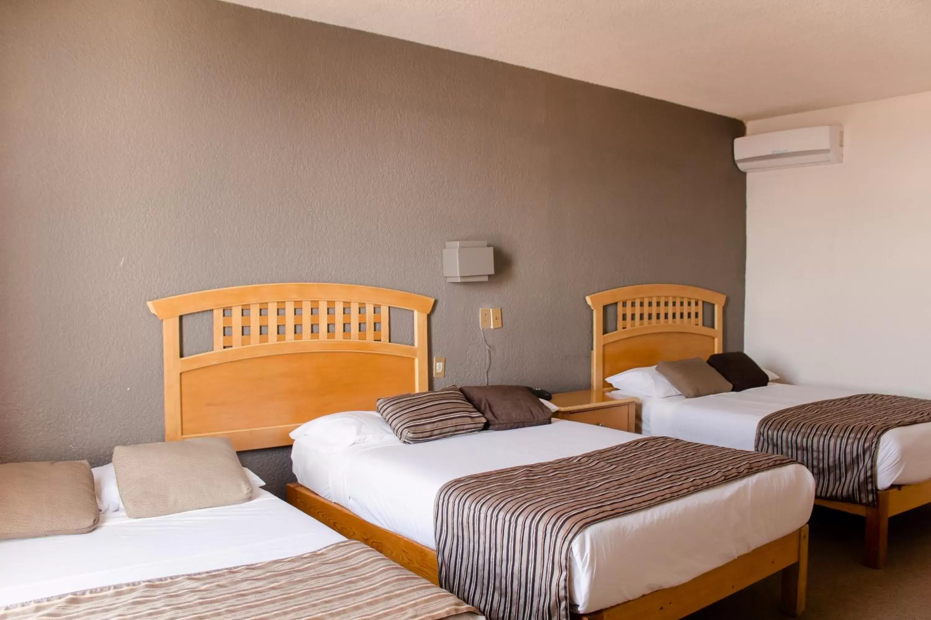 Shower, Bed in Hotel El Monte