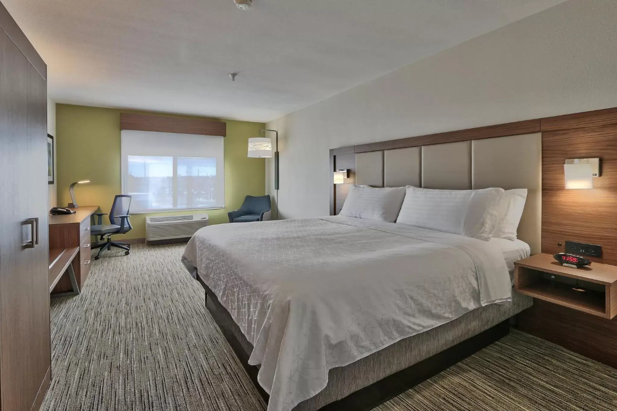 Photo of the whole room, Bed in Holiday Inn Express & Suites Albuquerque Historic Old Town, an IHG Hotel