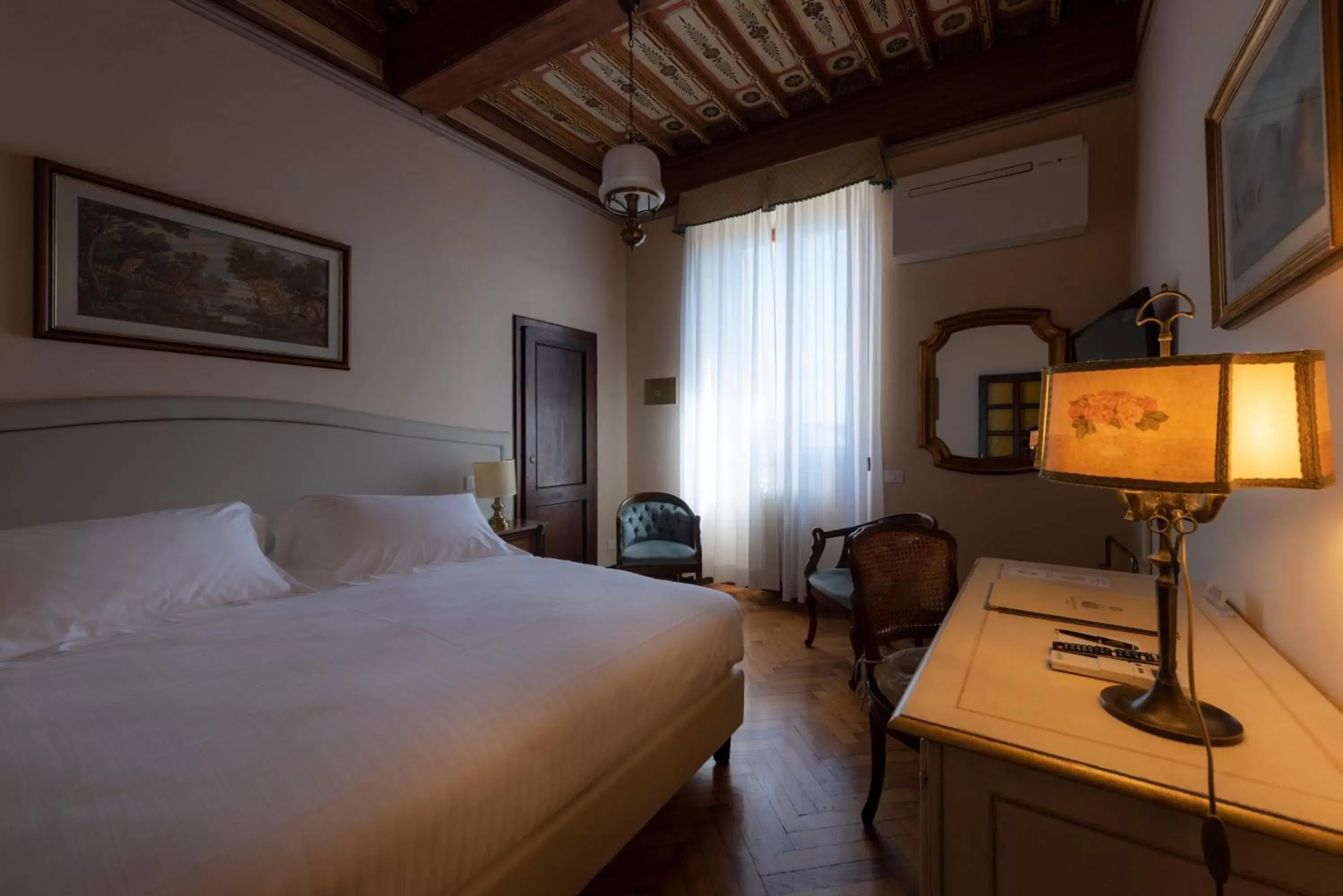 Bed in Villa Scacciapensieri Boutique Hotel