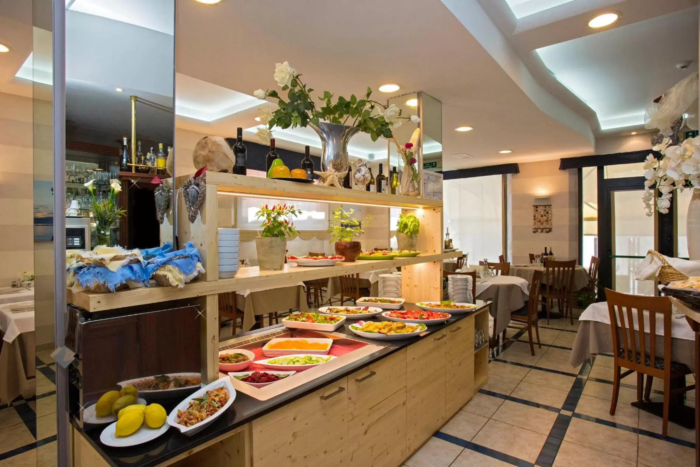 Restaurant/Places to Eat in Hotel lo Squalo