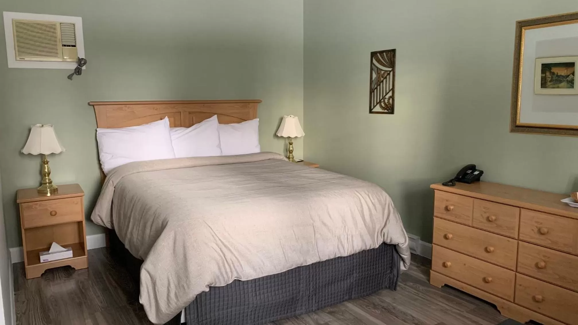 Bed in Motel Des Cascades