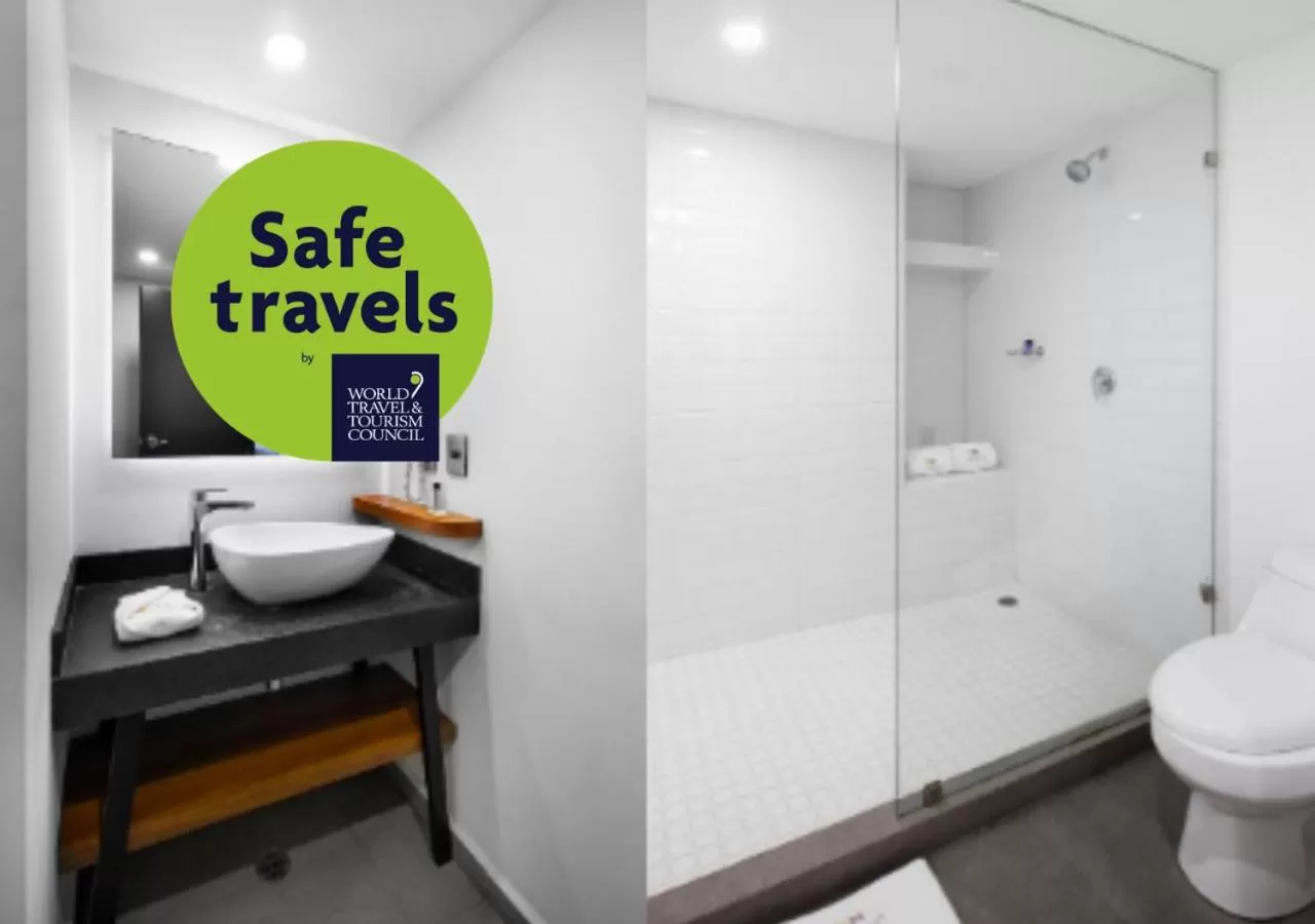 Bathroom in Hotel MX aeropuerto CDMX, Trademark Collection by Wyndham