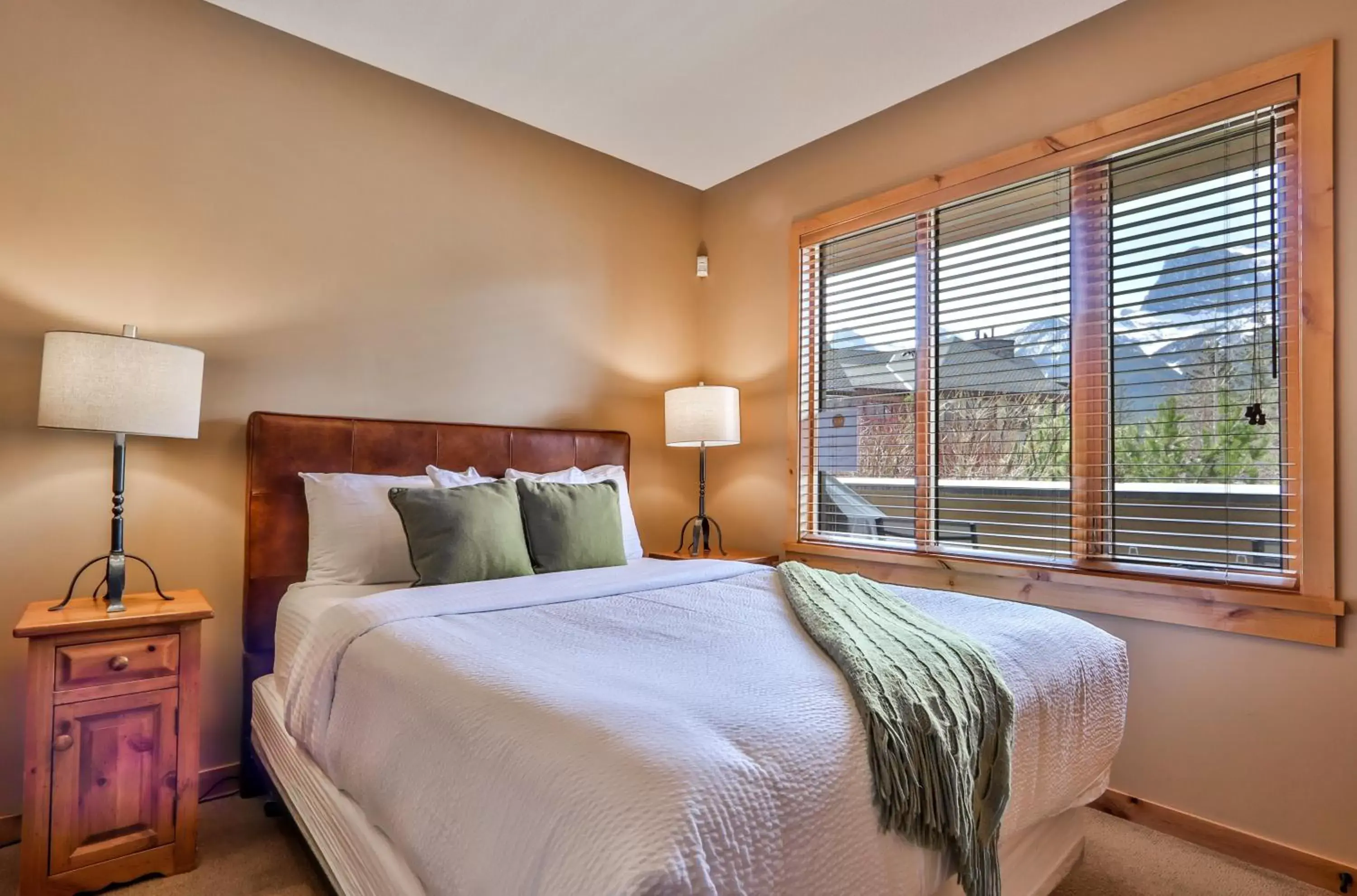 Bedroom, Bed in Tamarack Lodge by Spring Creek Vacations