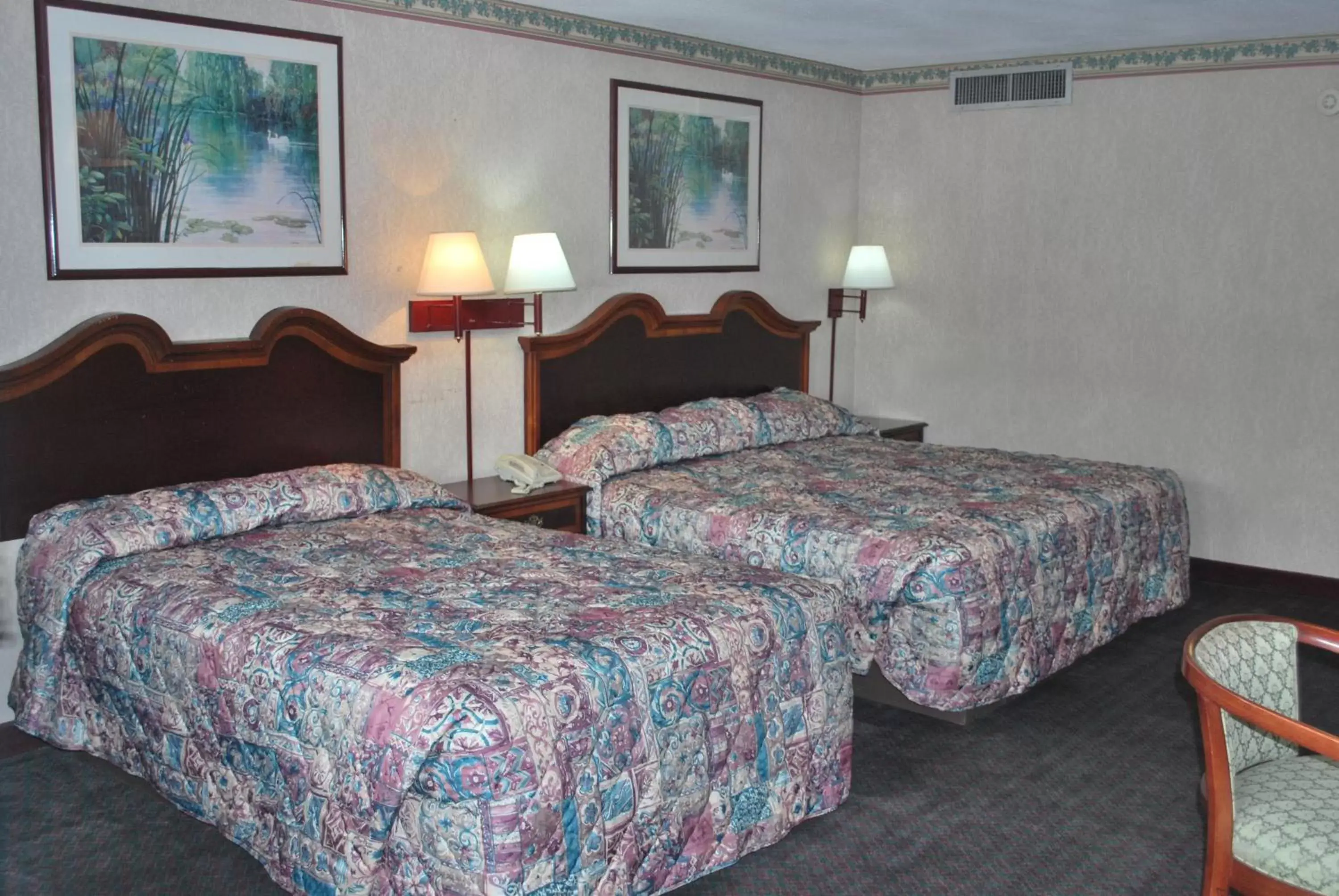 Bedroom, Bed in Best Motel Lakeland