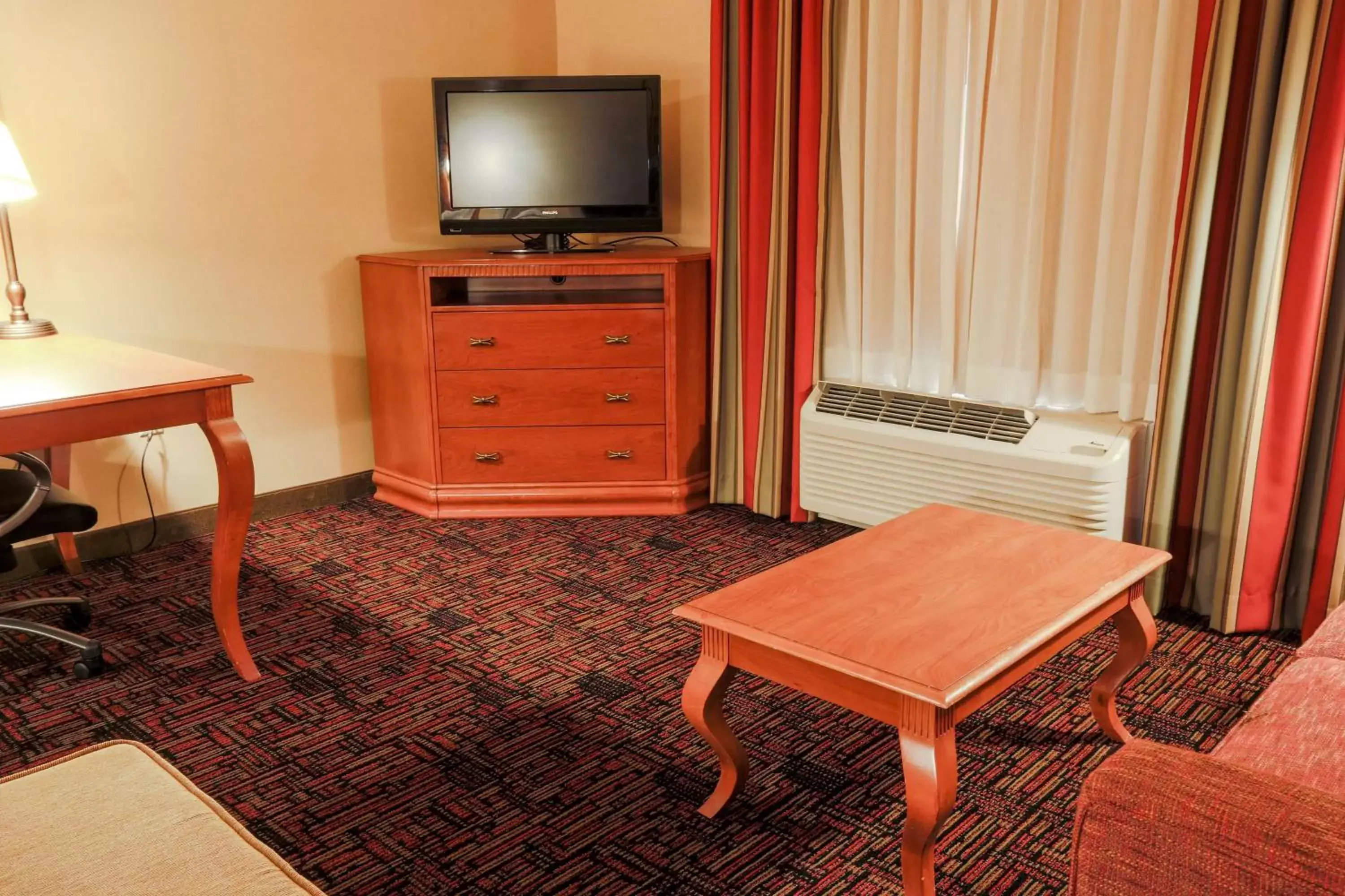 Bed, TV/Entertainment Center in Hampton Inn & Suites Tomball