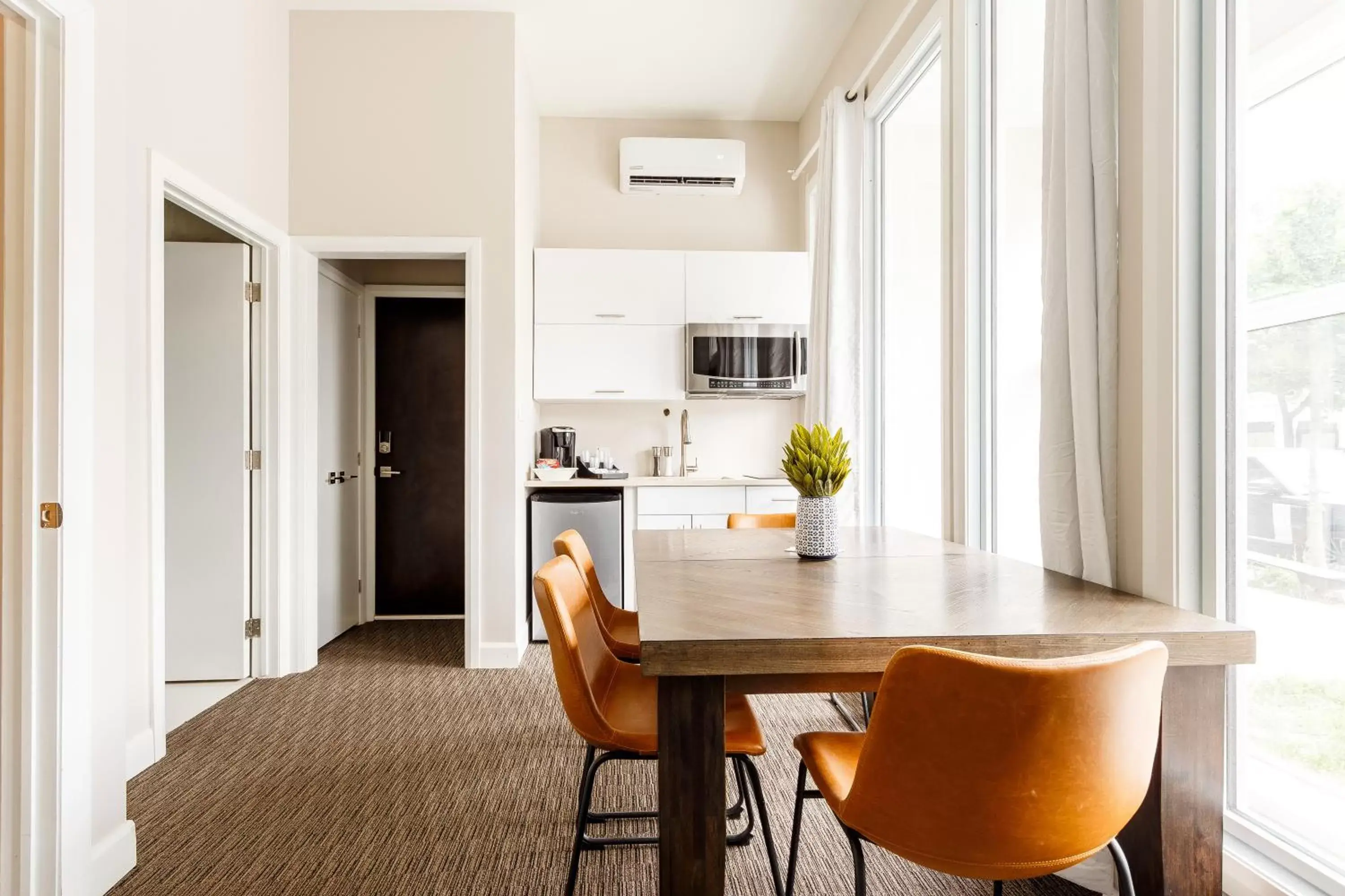 Kitchen or kitchenette, Dining Area in Parc Avenue Lofts