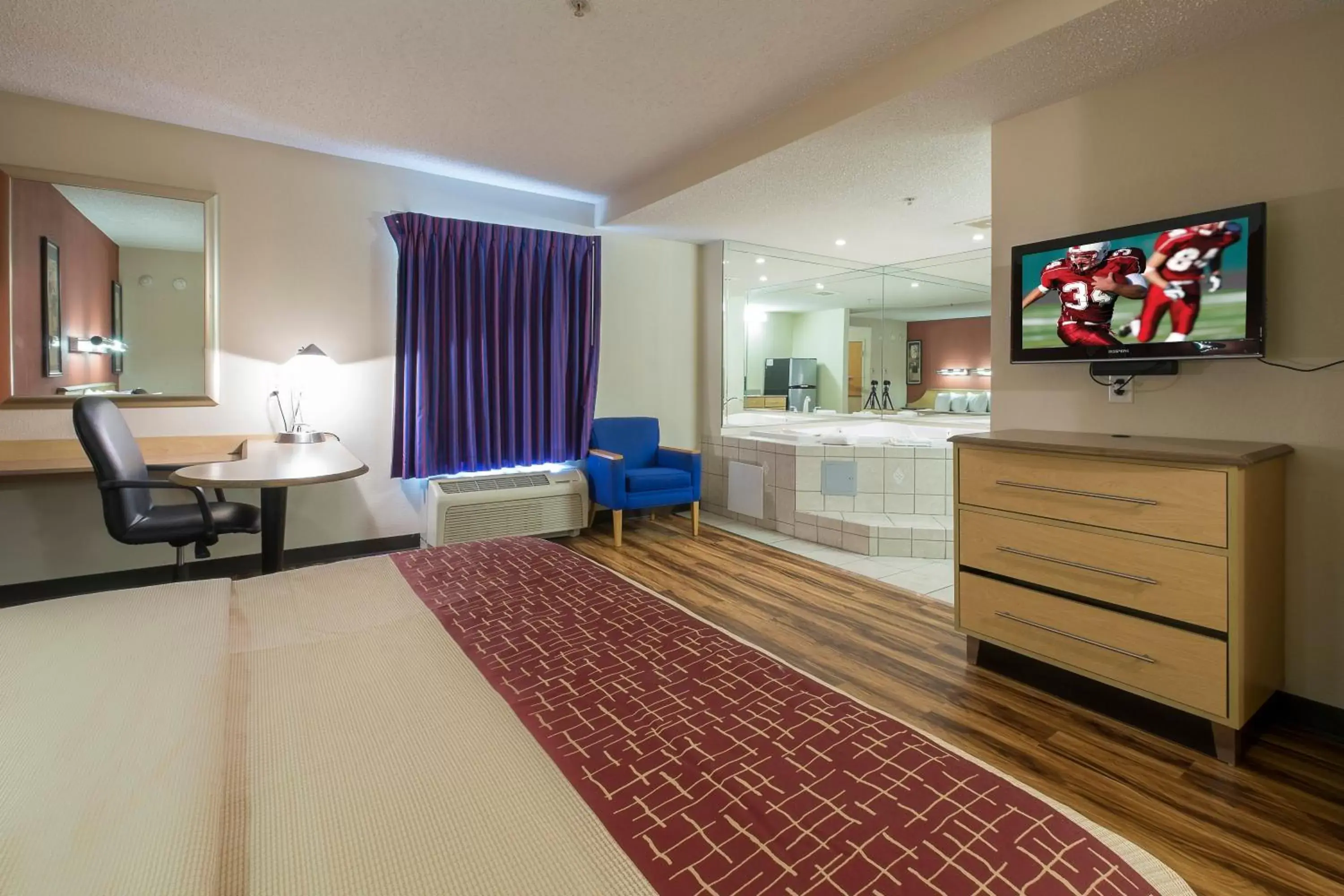 Photo of the whole room, TV/Entertainment Center in Red Roof Inn & Suites Philadelphia - Bellmawr