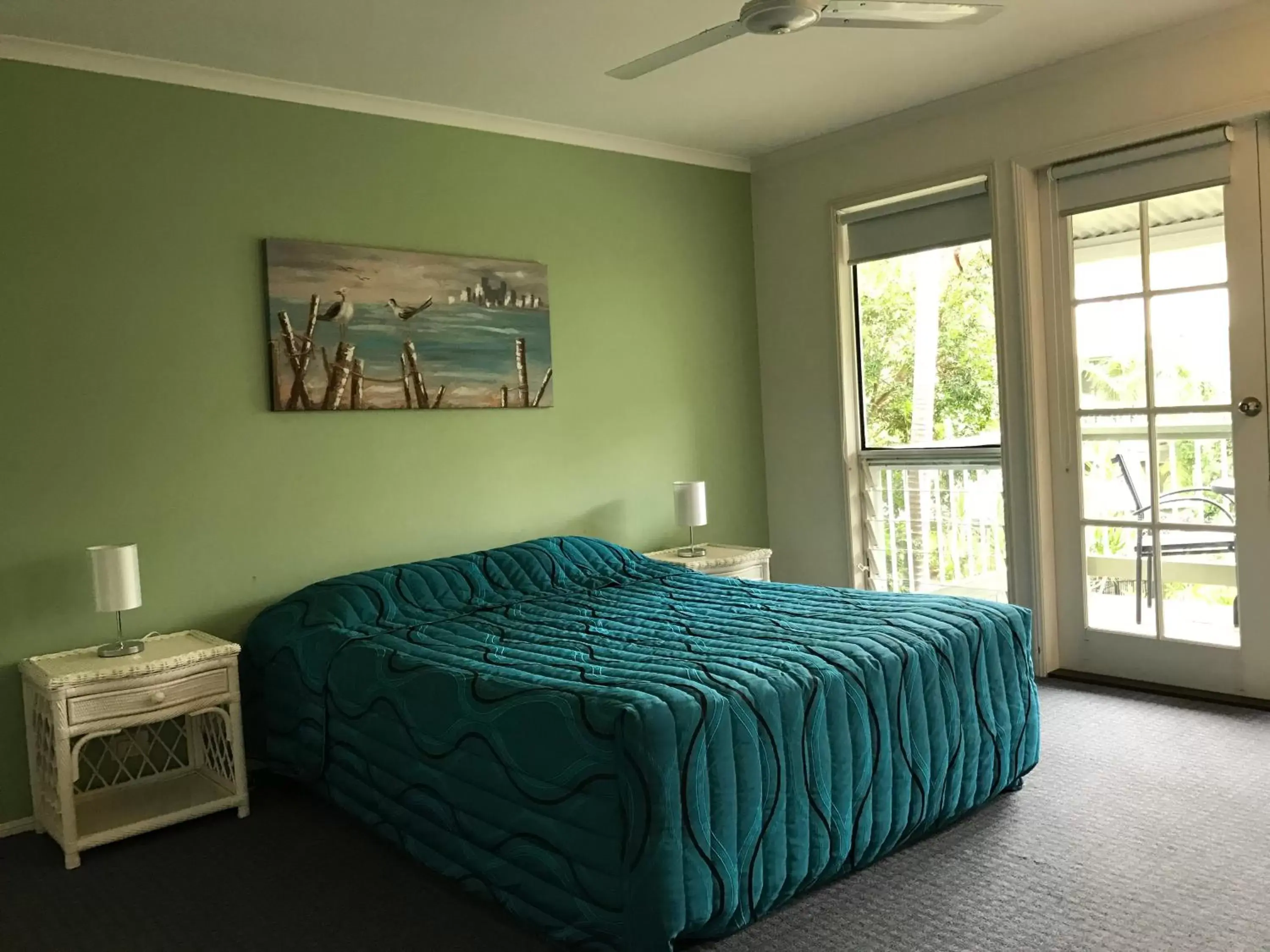 Photo of the whole room, Bed in Coral Beach Noosa Resort