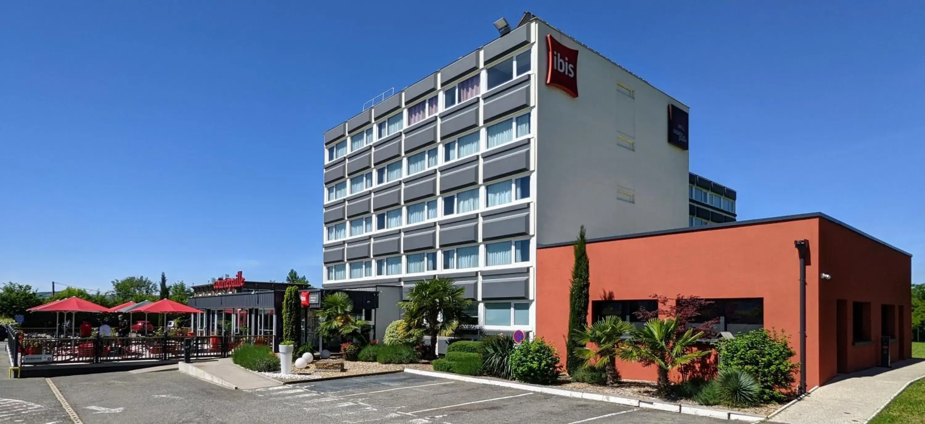 Facade/entrance, Property Building in Ibis Villefranche Sur Saone