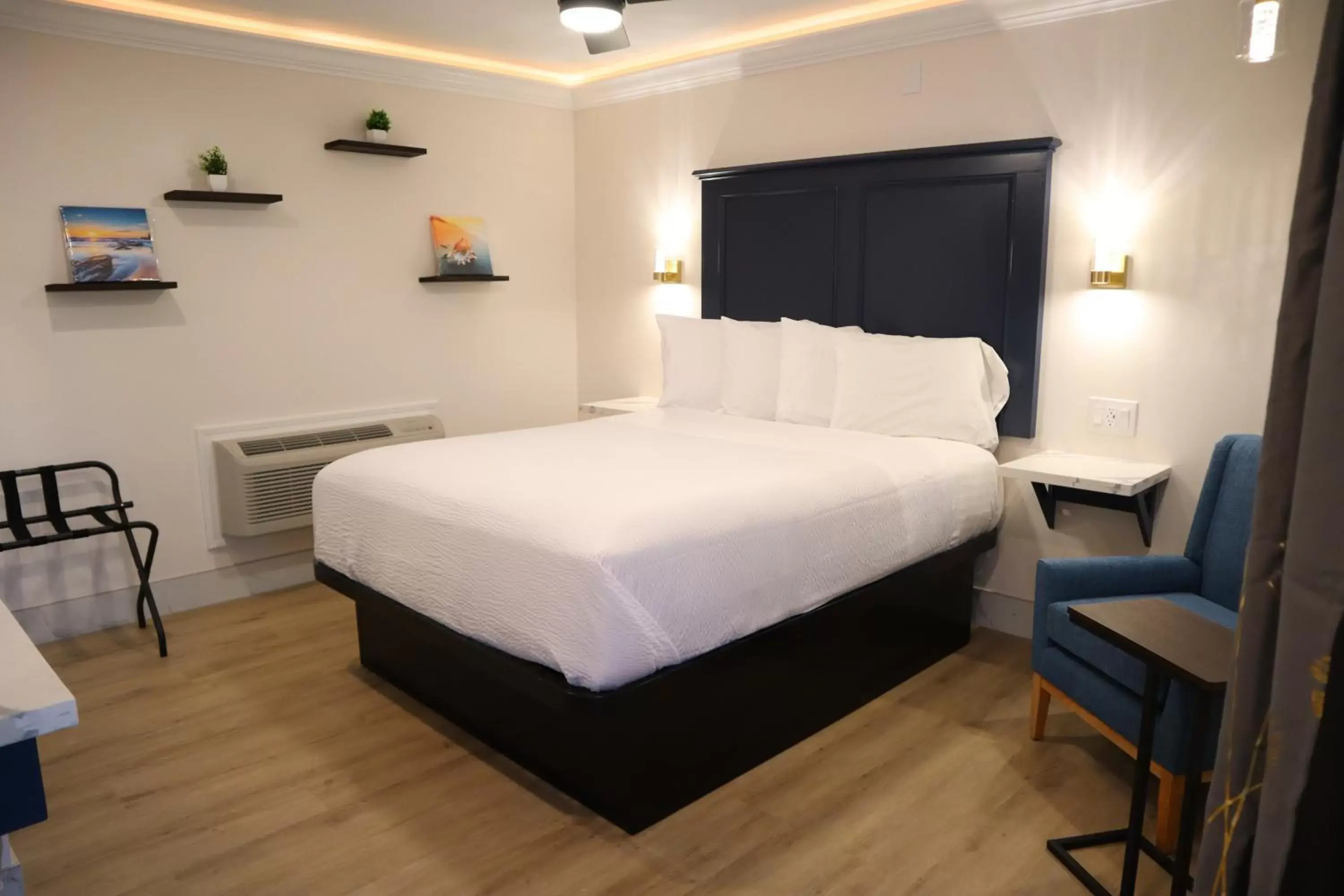 Bedroom, Bed in Blufftop Inn & Suites - Wharf/Restaurant District