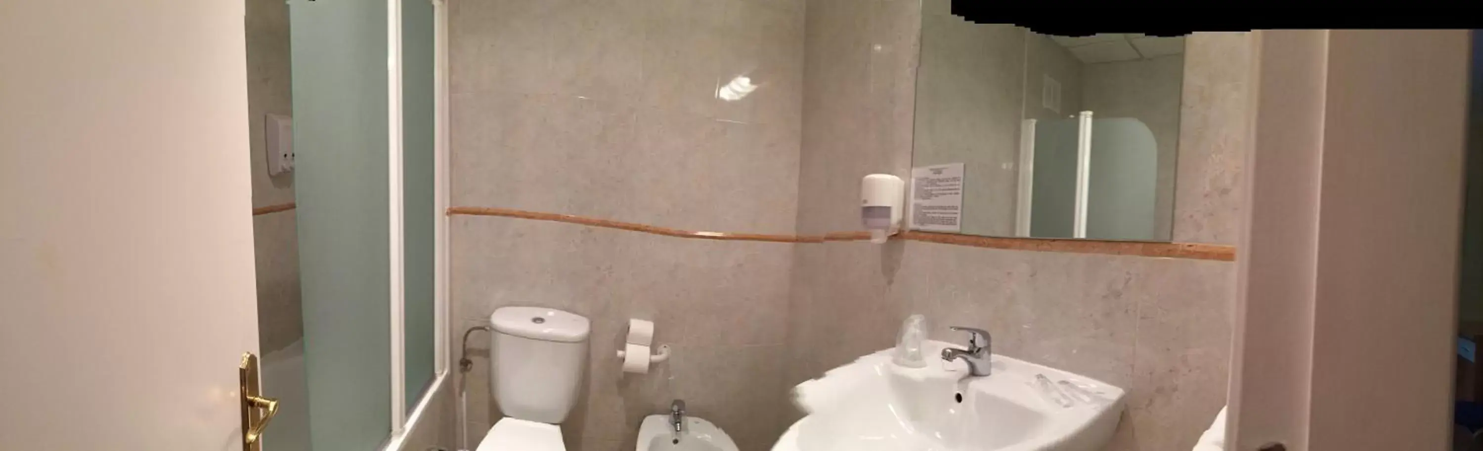 Bathroom in Hotel Barajas Plaza Bathroom in Hotel Barajas Plaza