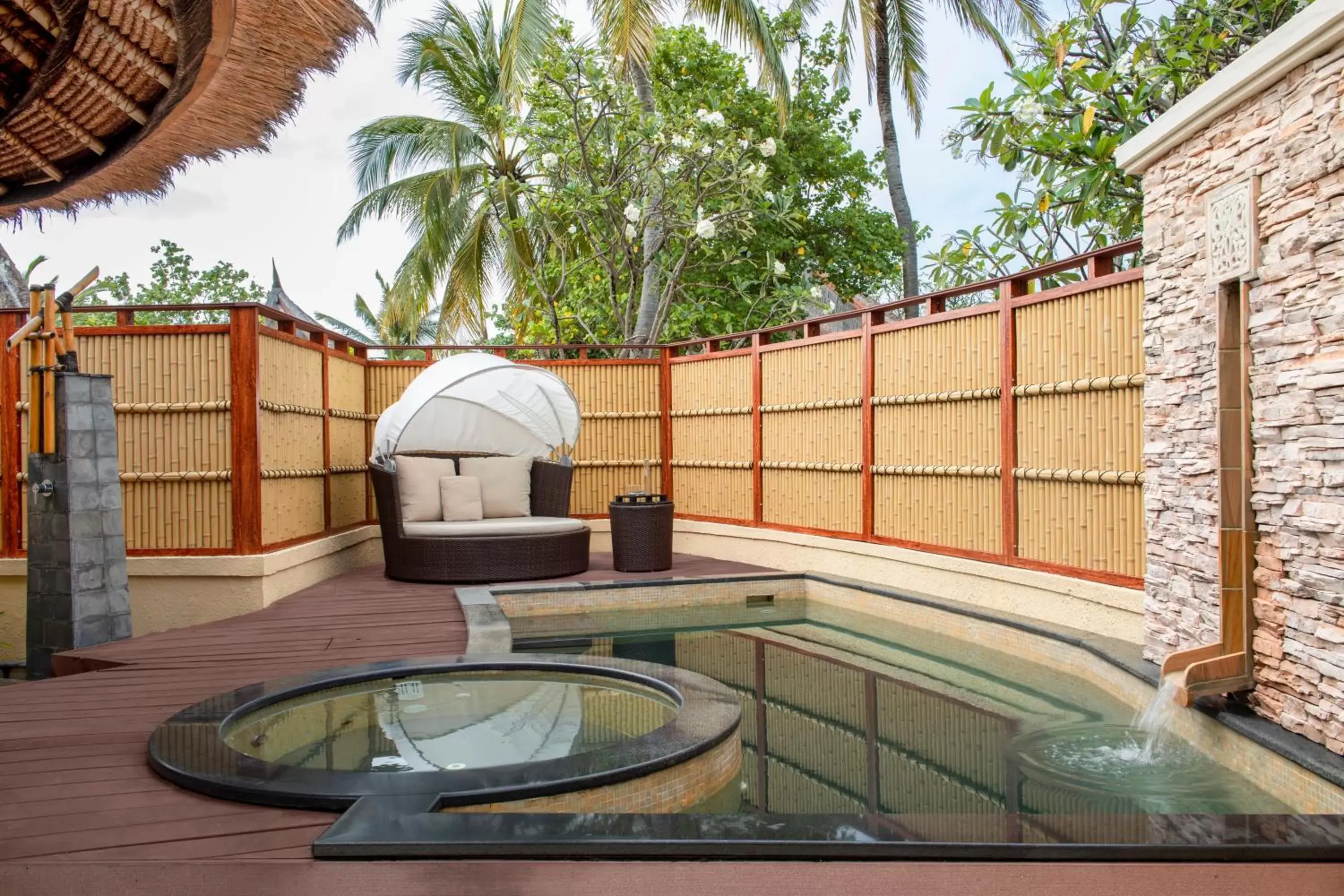 Swimming pool in Banyan Tree Vabbinfaru