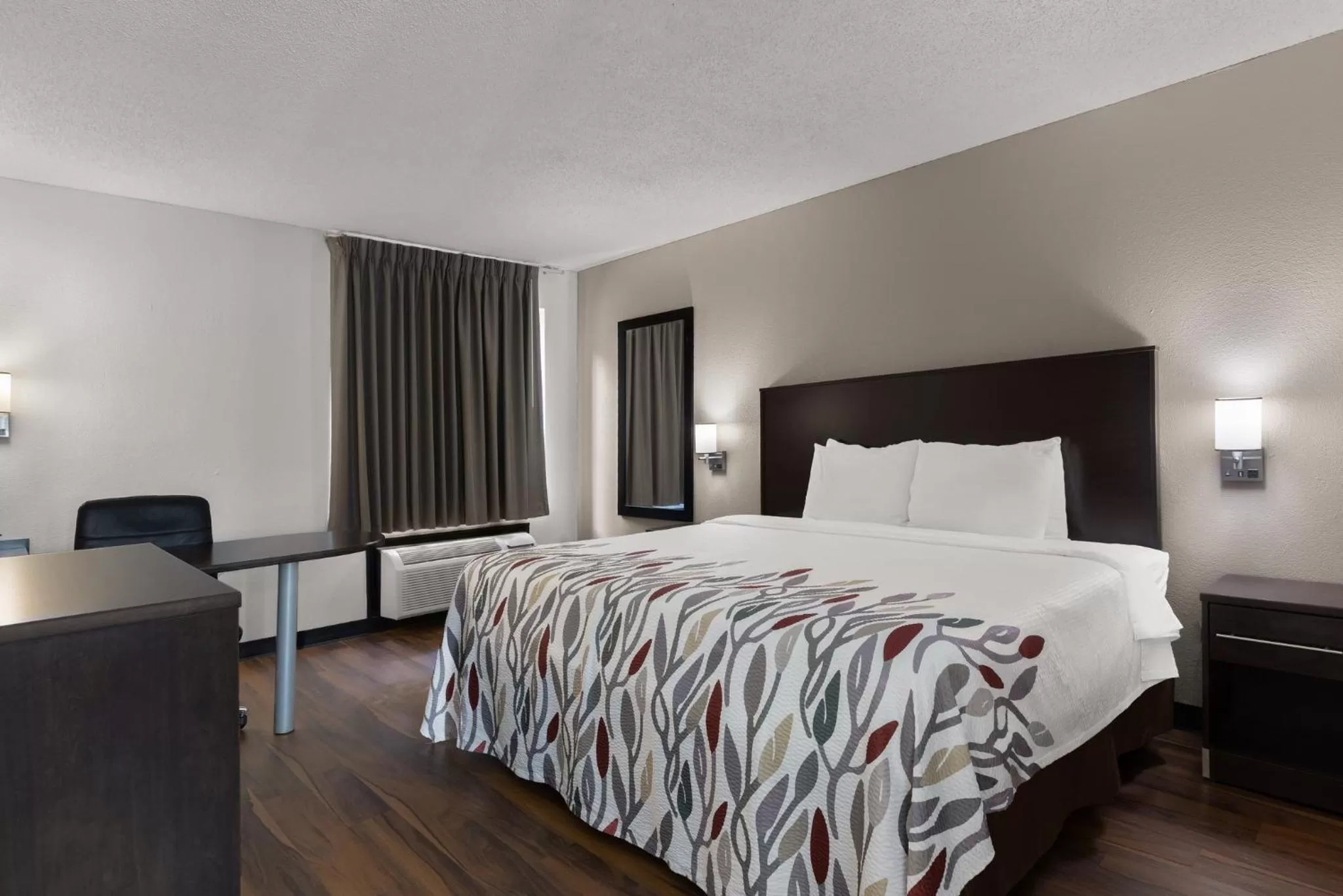 Photo of the whole room, Bed in Red Roof Inn & Suites Savannah Airport