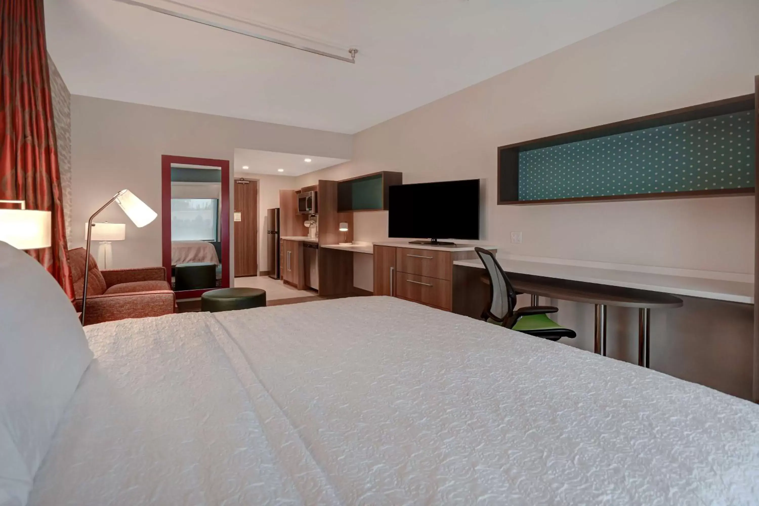 Bed, TV/Entertainment Center in Home2 Suites By Hilton Detroit-Troy, Mi