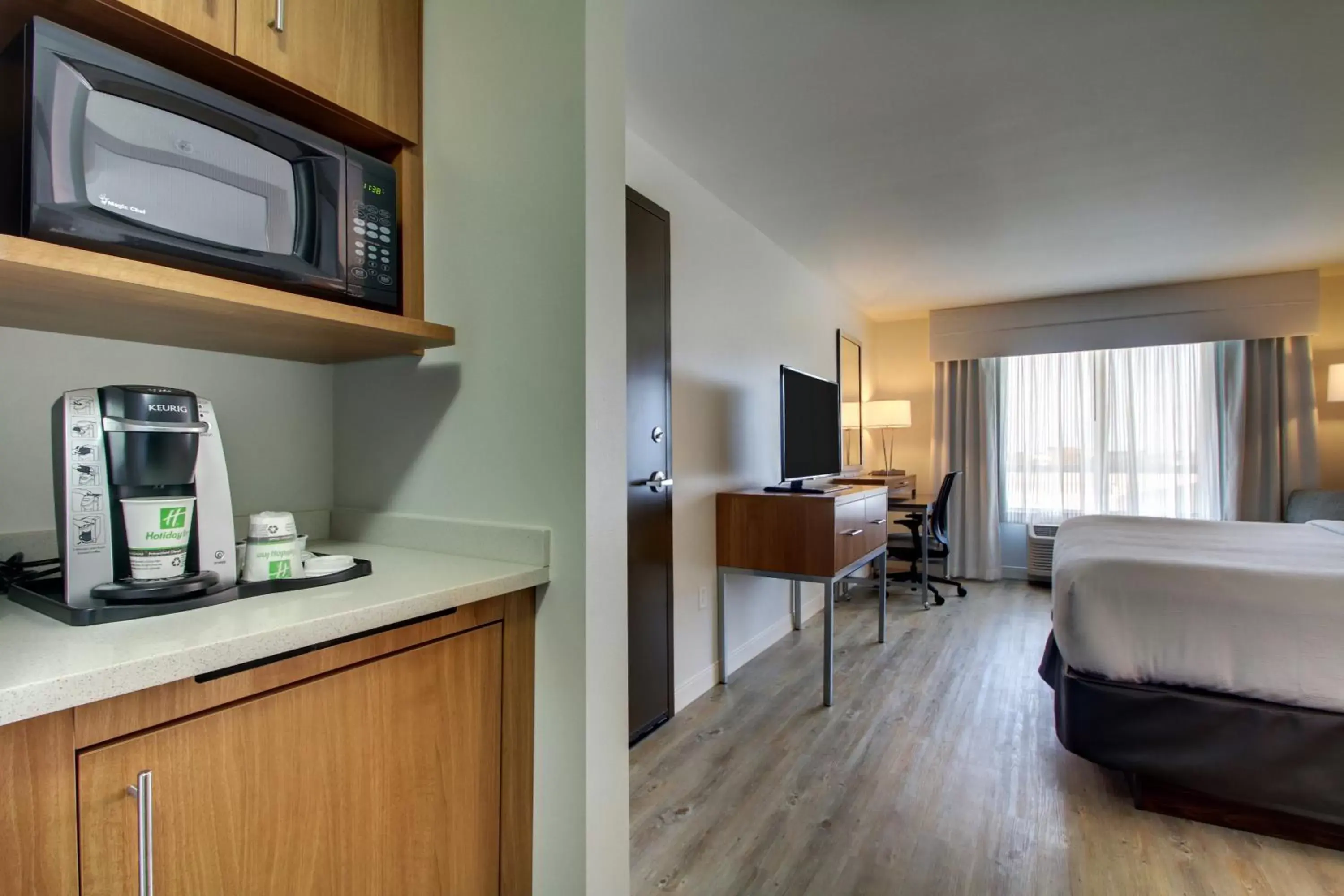 Coffee/tea facilities in Holiday Inn & Suites Peoria at Grand Prairie, an IHG Hotel