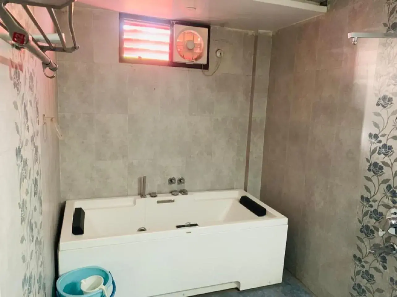 Bathroom in HOTEL ANAND Bathroom in HOTEL ANAND