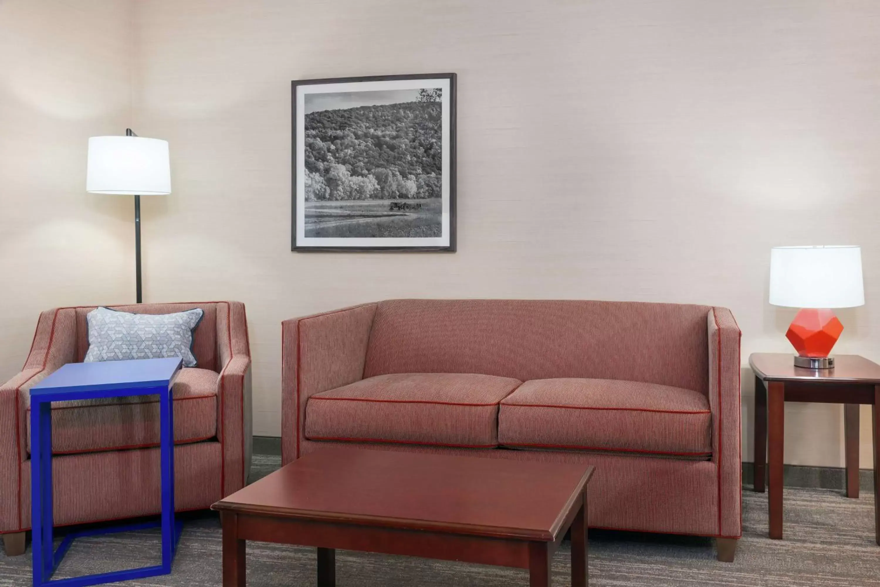 Living room, Seating Area in Hampton Inn Springfield South Enfield