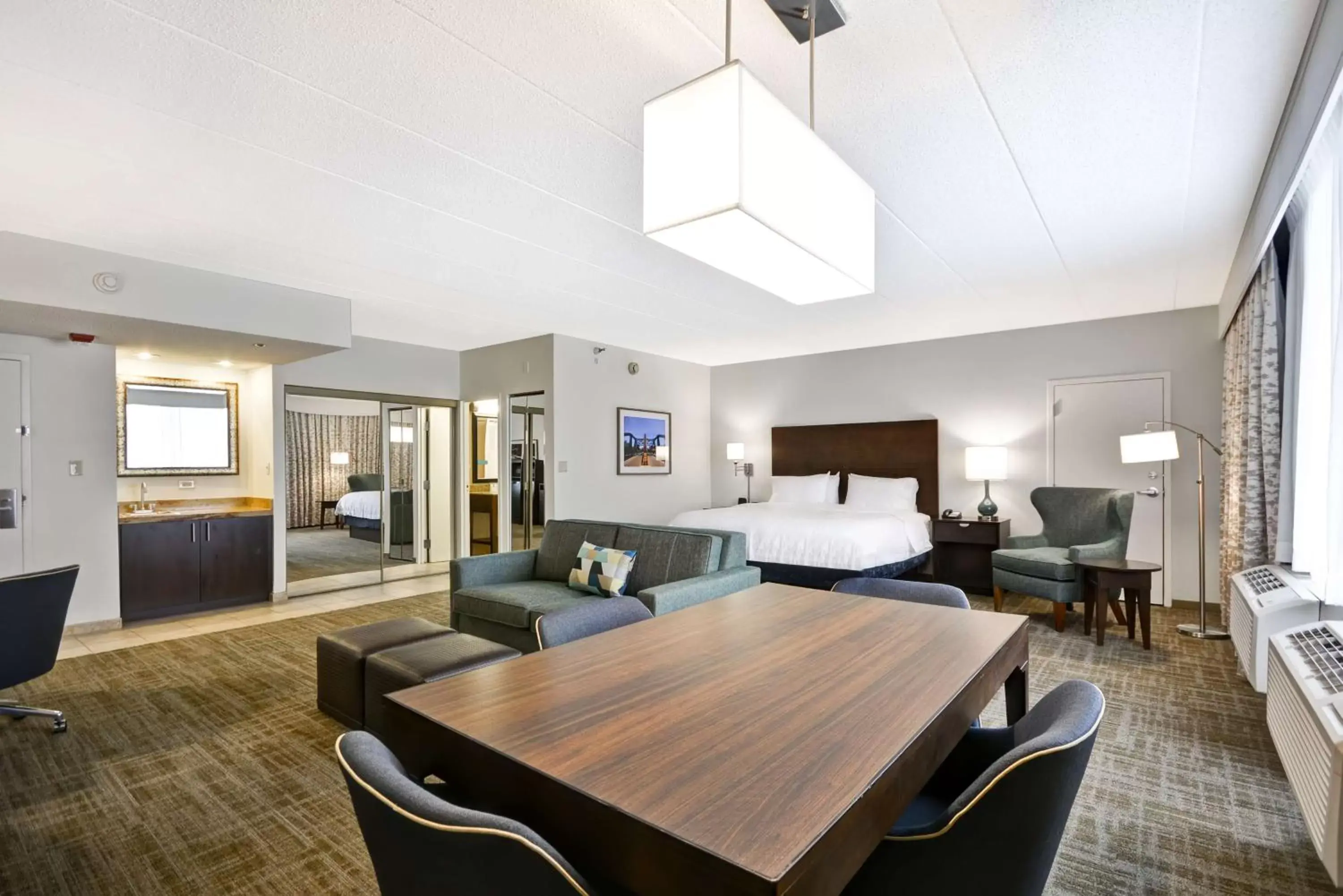 Living room, Dining Area in Hampton Inn Chicago-Naperville