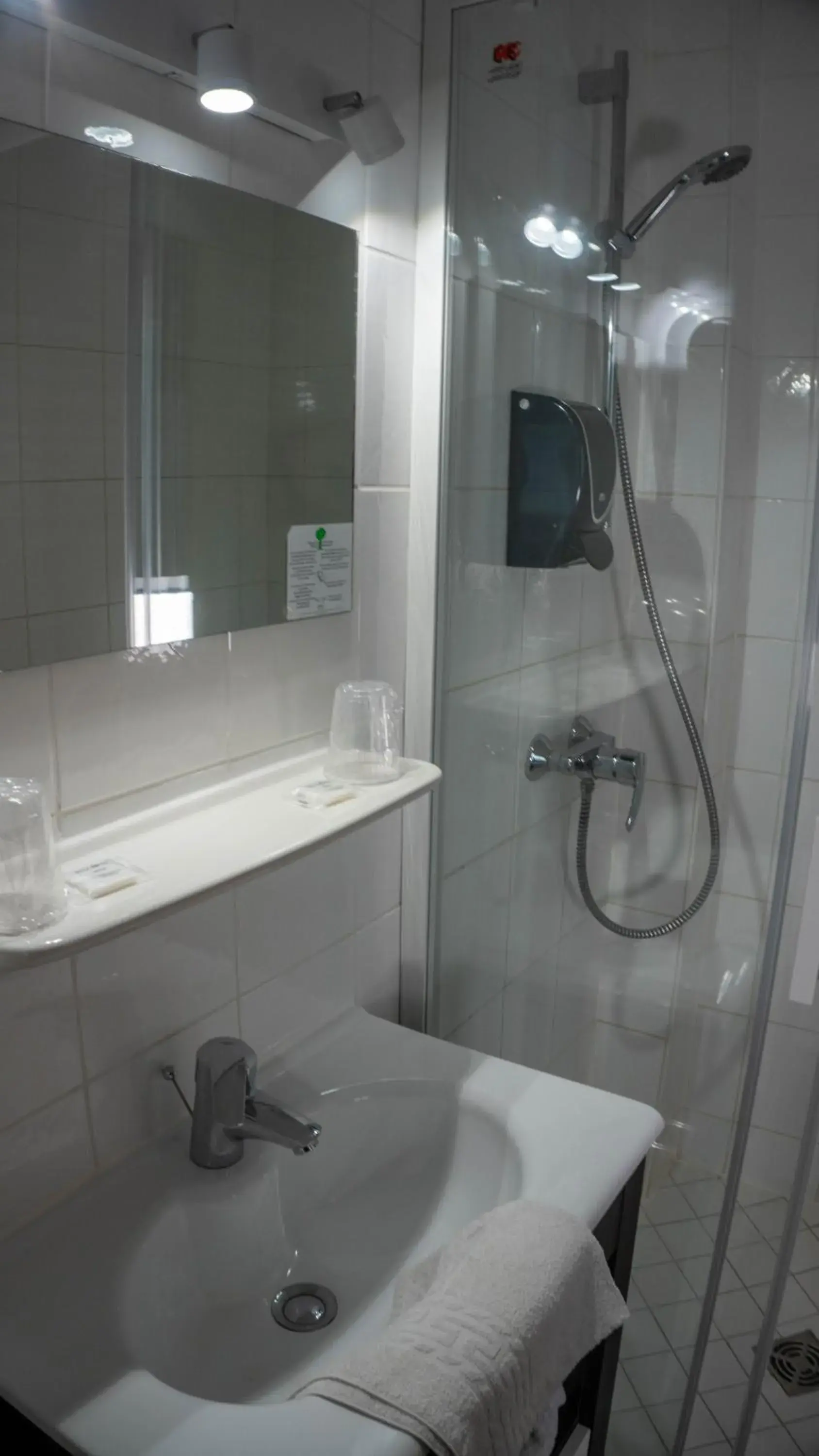 Shower, Bathroom in Hotel De l'Univers