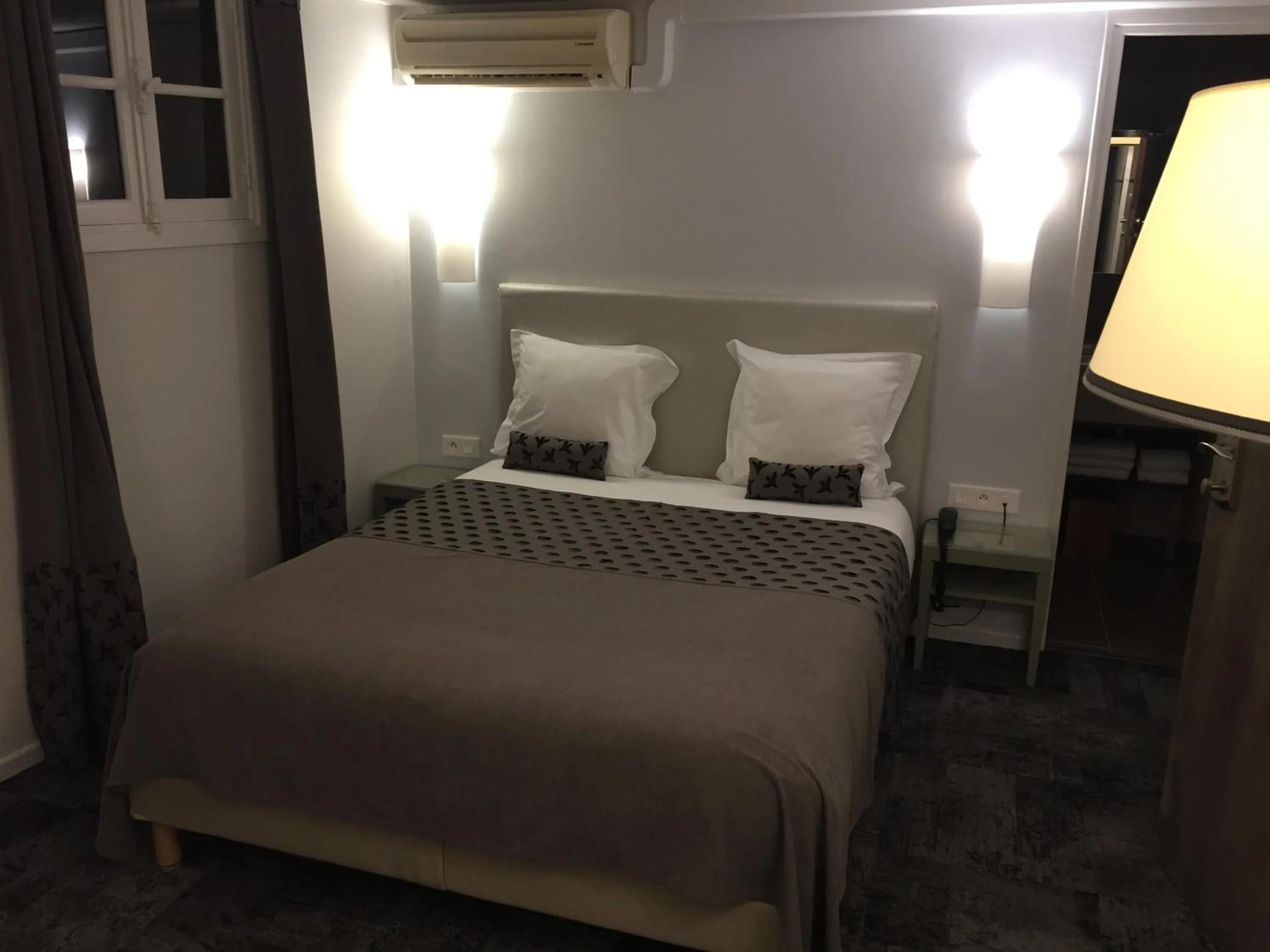 Photo of the whole room, Bed in Hotel Du Pont Vieux