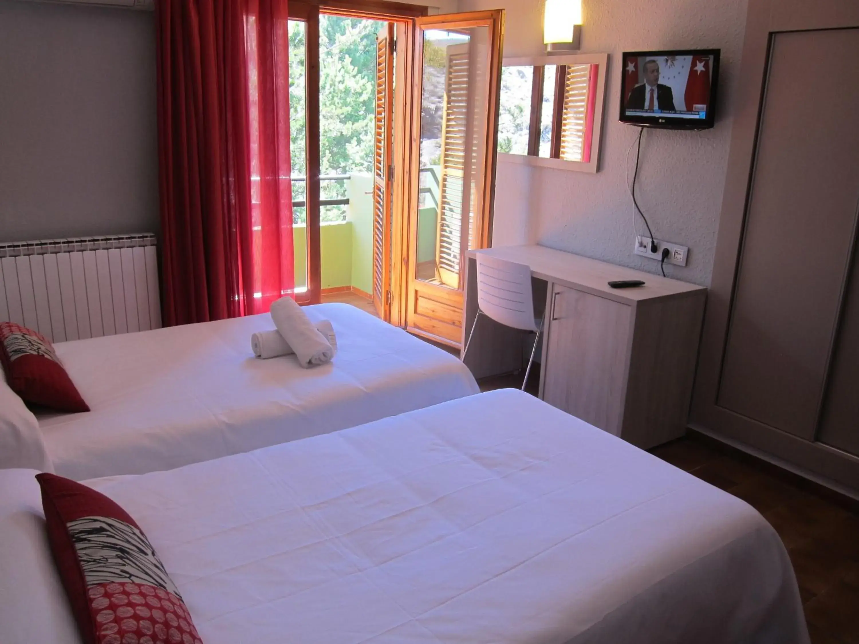 Photo of the whole room, Bed in Hotel Meson de LAinsa