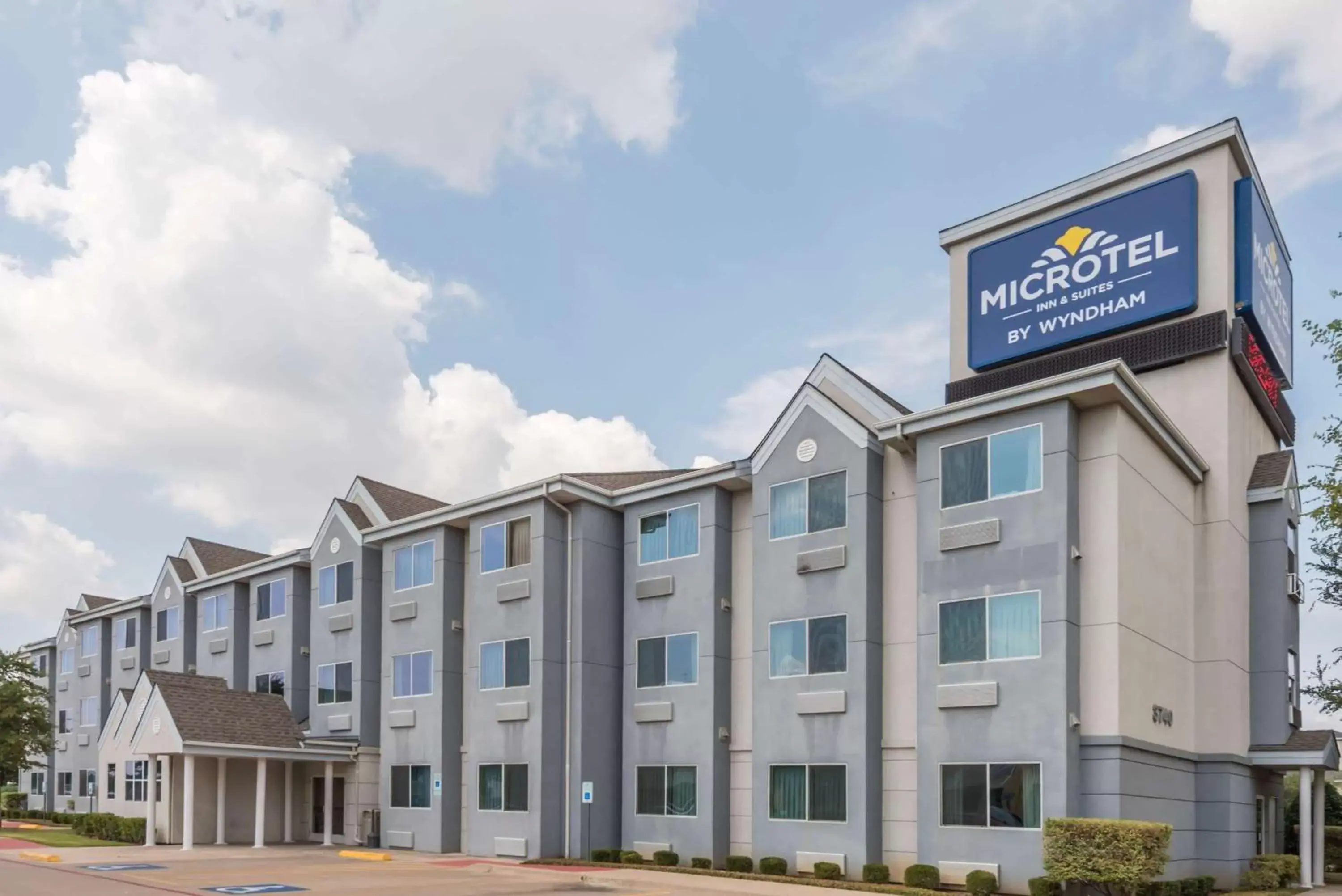 Property building in Microtel Inn & Suites by Wyndham Ft. Worth North/At Fossil