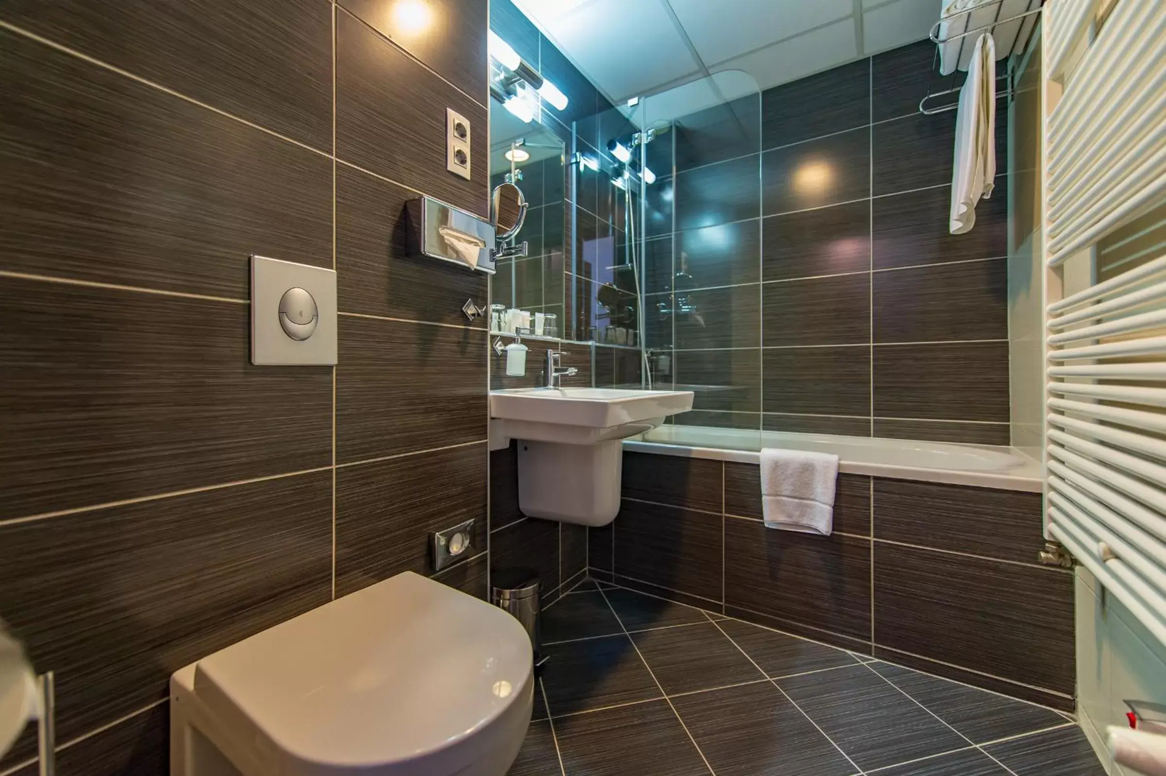 Toilet, Bathroom in Hotel Regnum Residence