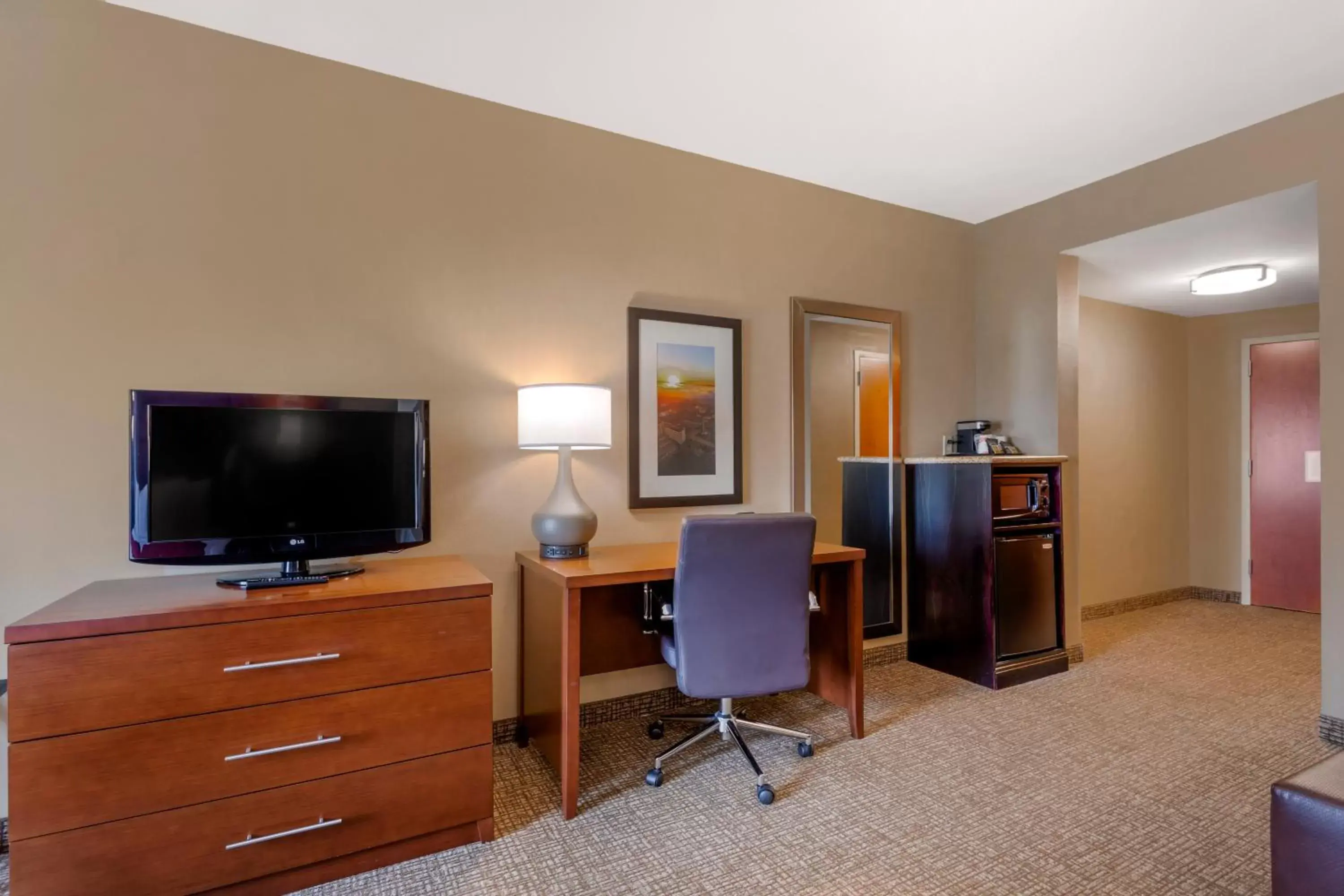 Communal lounge/ TV room, TV/Entertainment Center in Comfort Suites North Knoxville