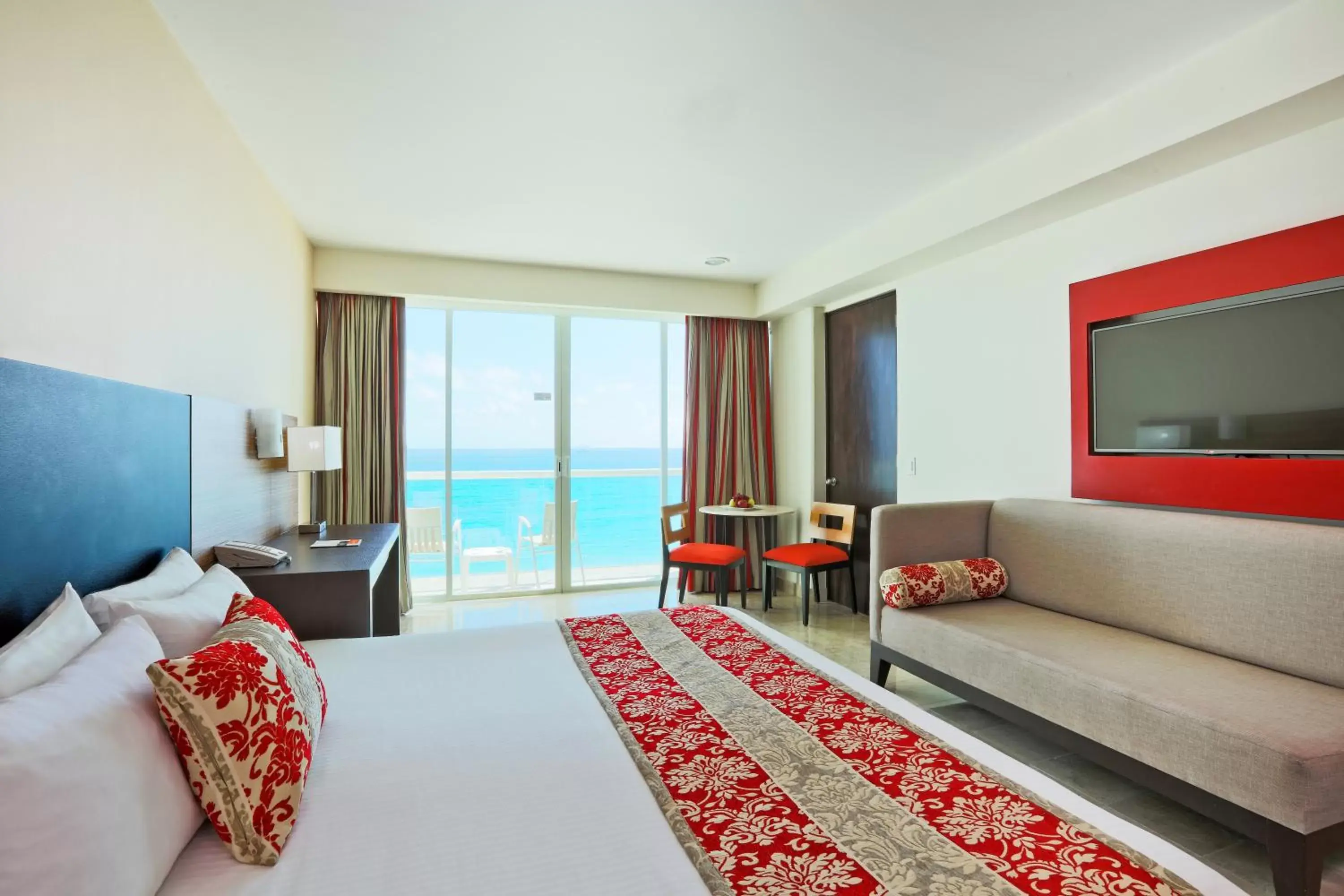 Photo of the whole room, Sea View in Krystal Cancun