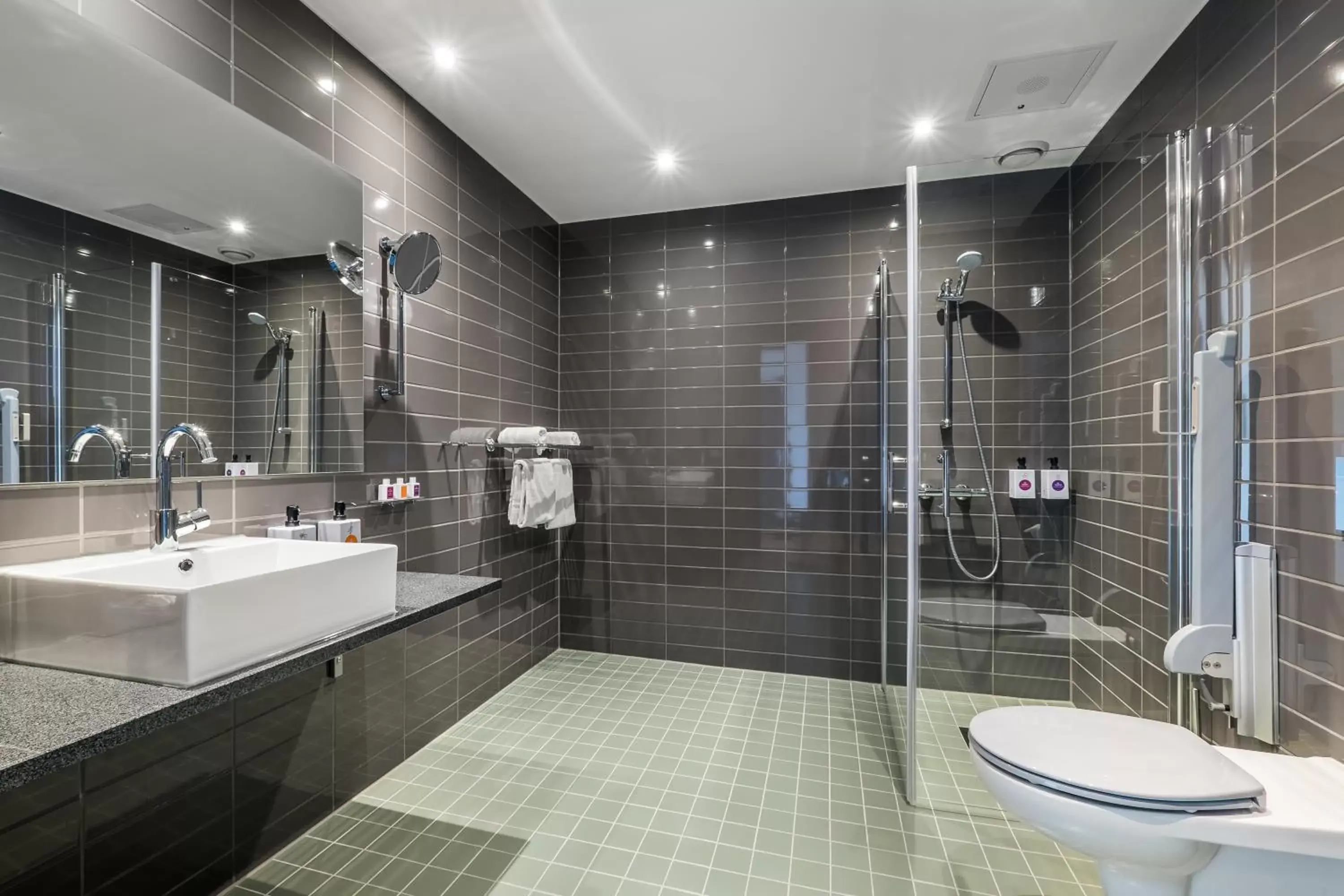 Shower, Bathroom in Quality Hotel Pond