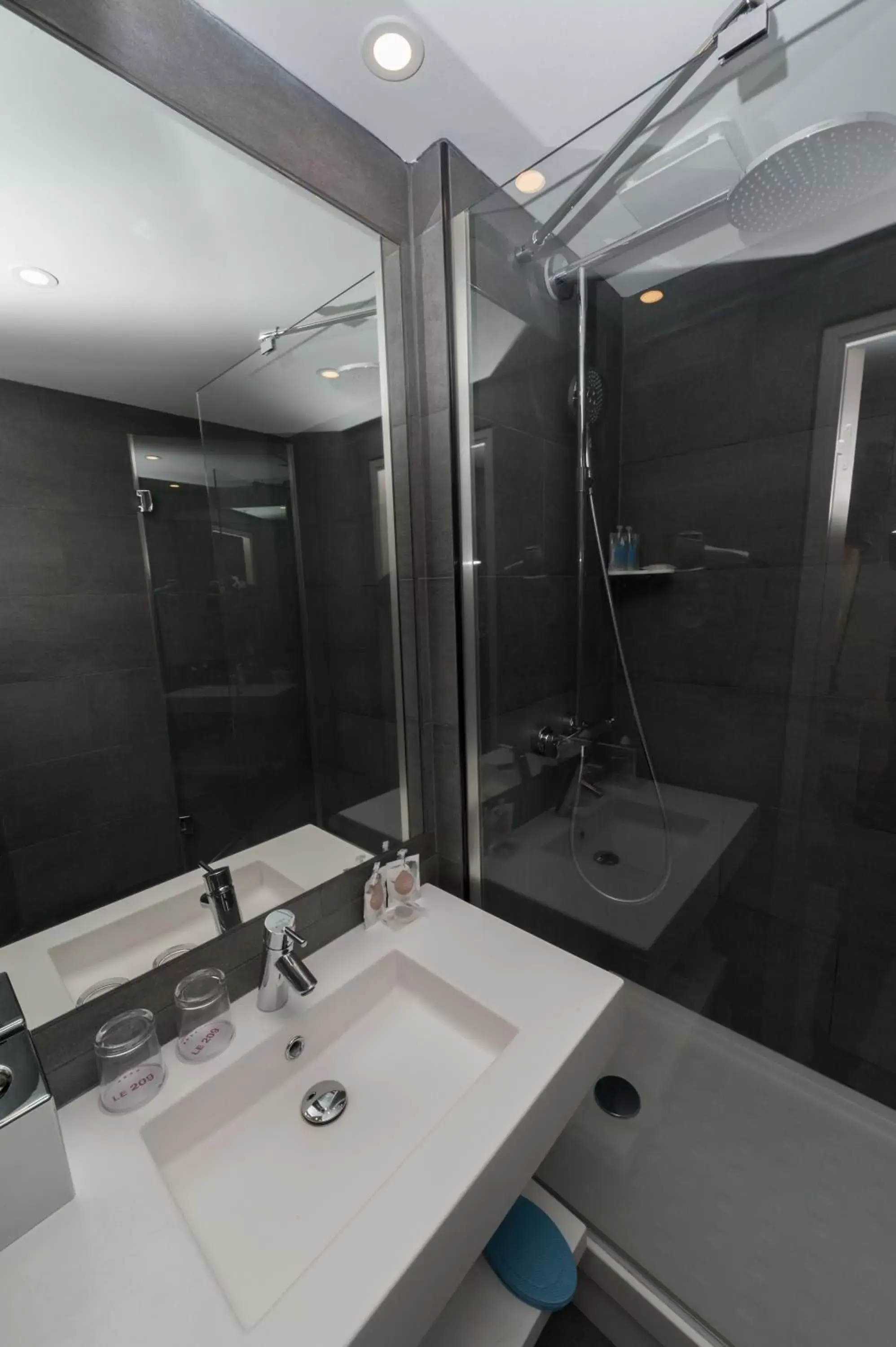 Shower, Bathroom in Hôtel le 209 Paris Bercy