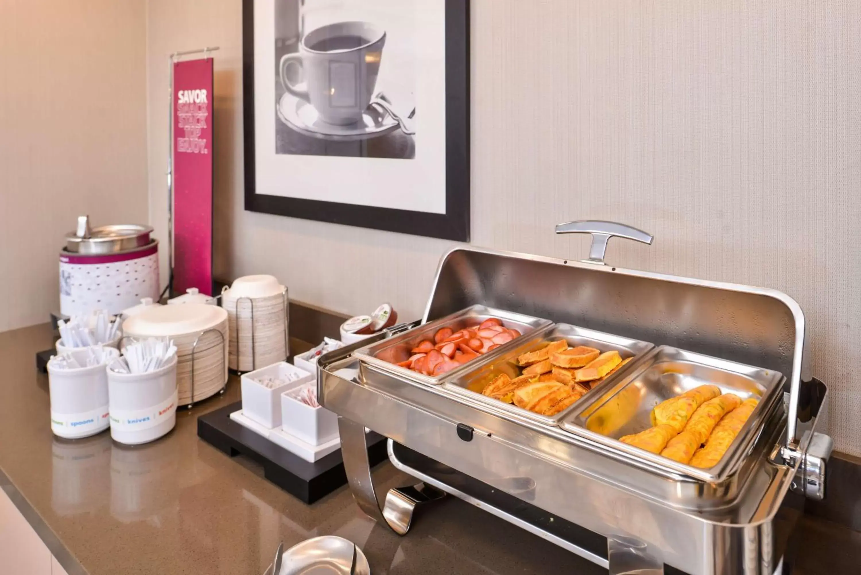 Breakfast, Food in Hampton Inn and Suites Altoona-Des Moines by Hilton
