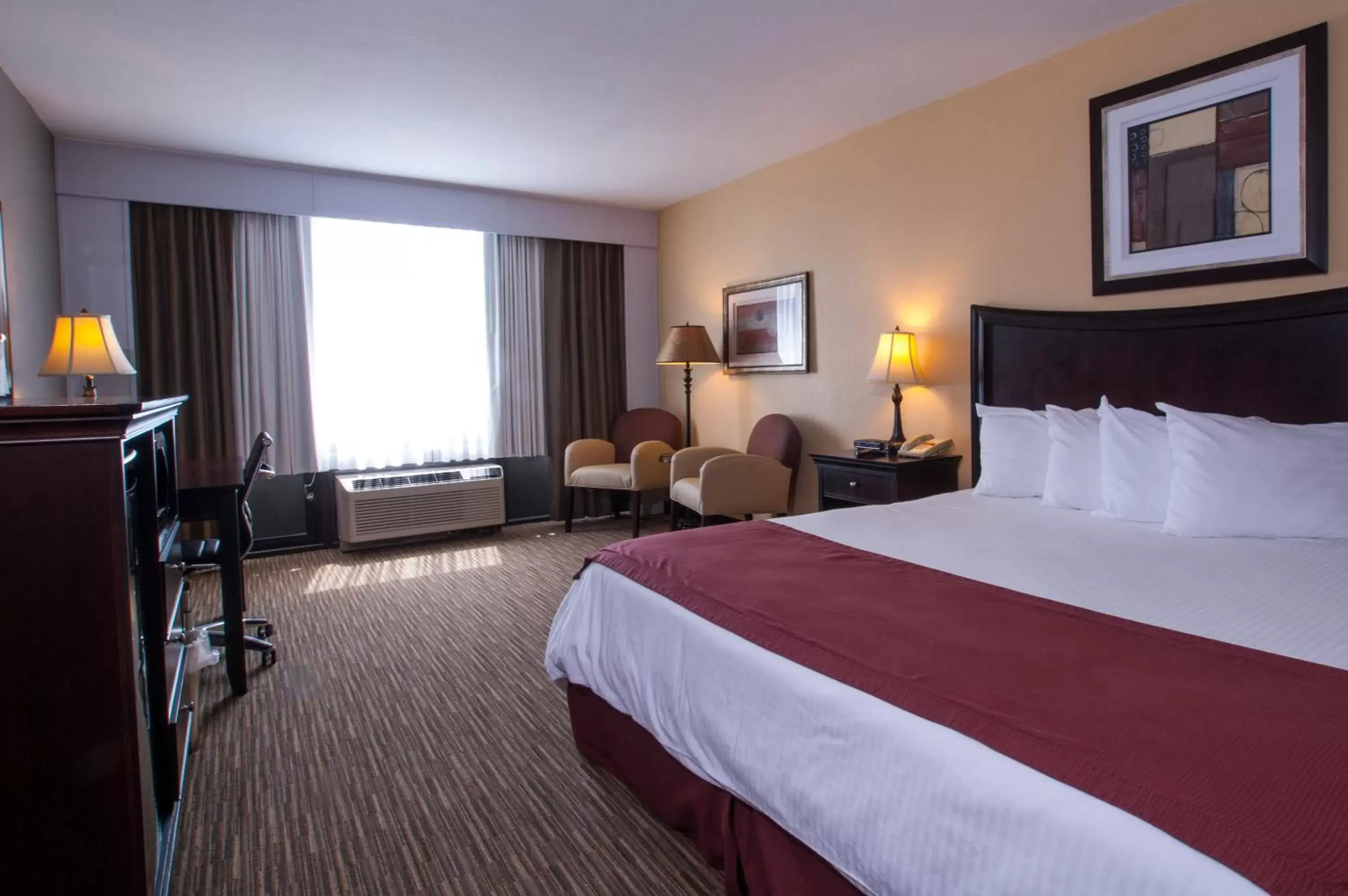 King Room in Lamplighter Inn & Suites Pittsburg