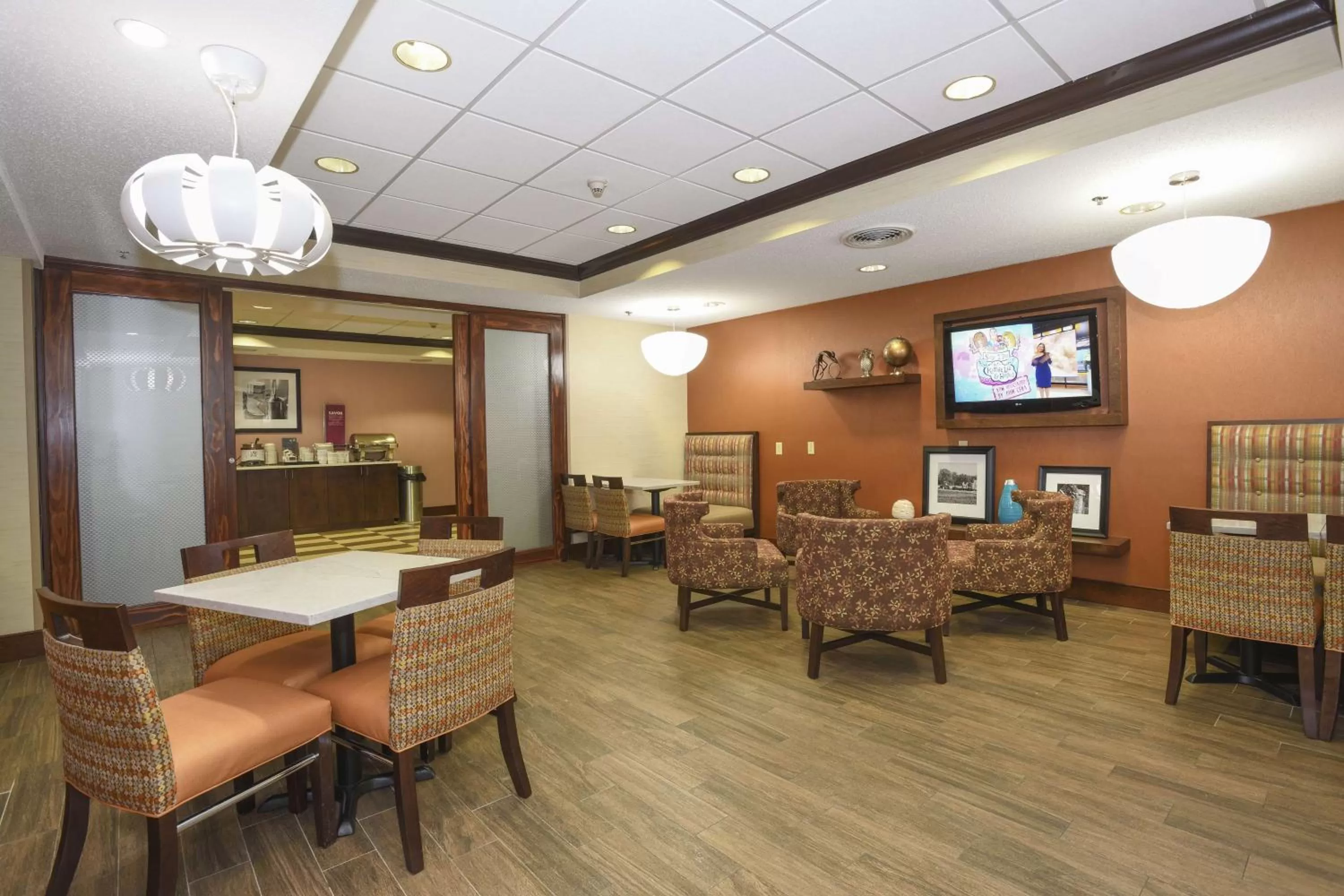 Dining area in Hampton Inn Cincinnati Eastgate