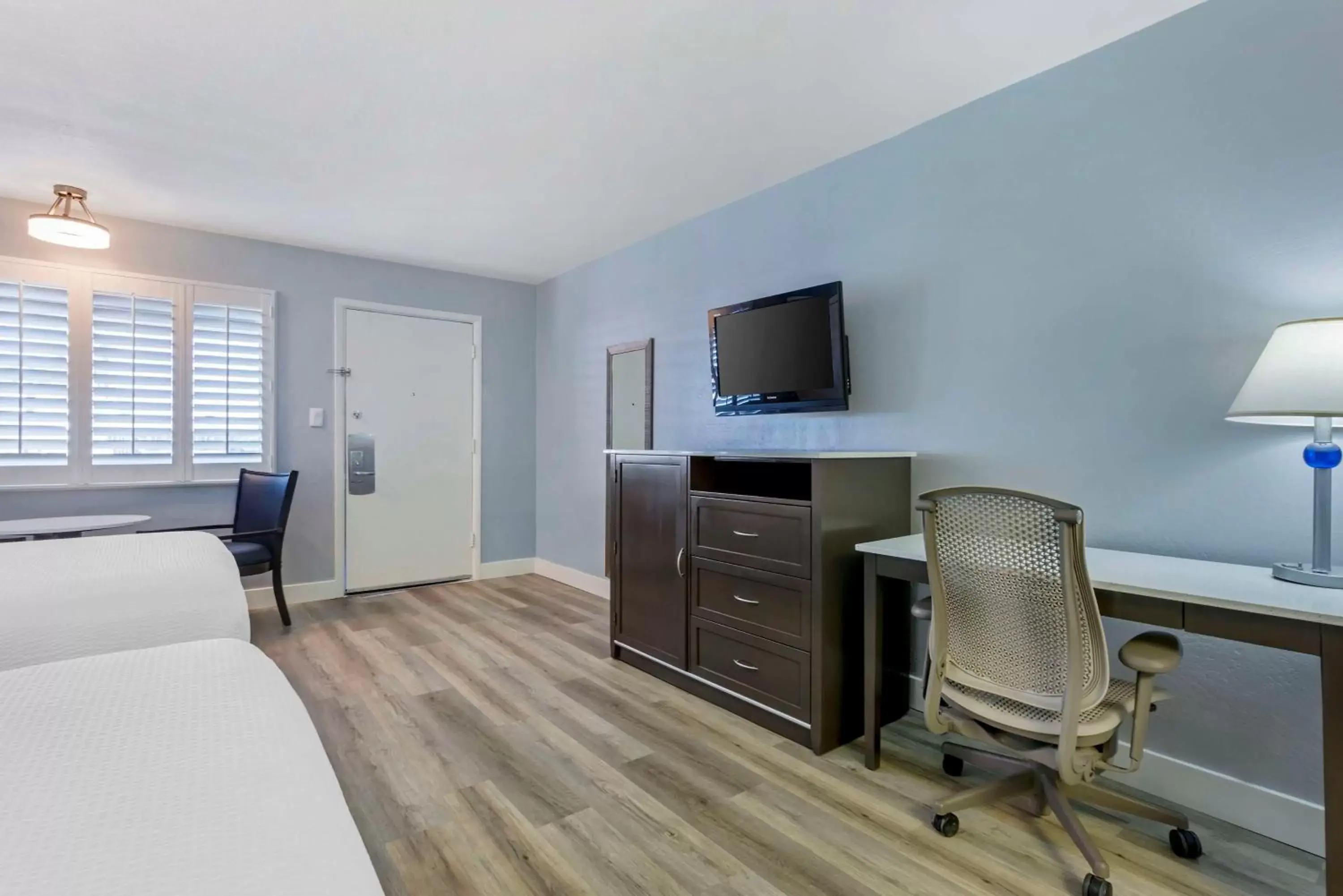 Bedroom, TV/Entertainment Center in Best Western Space Age Lodge