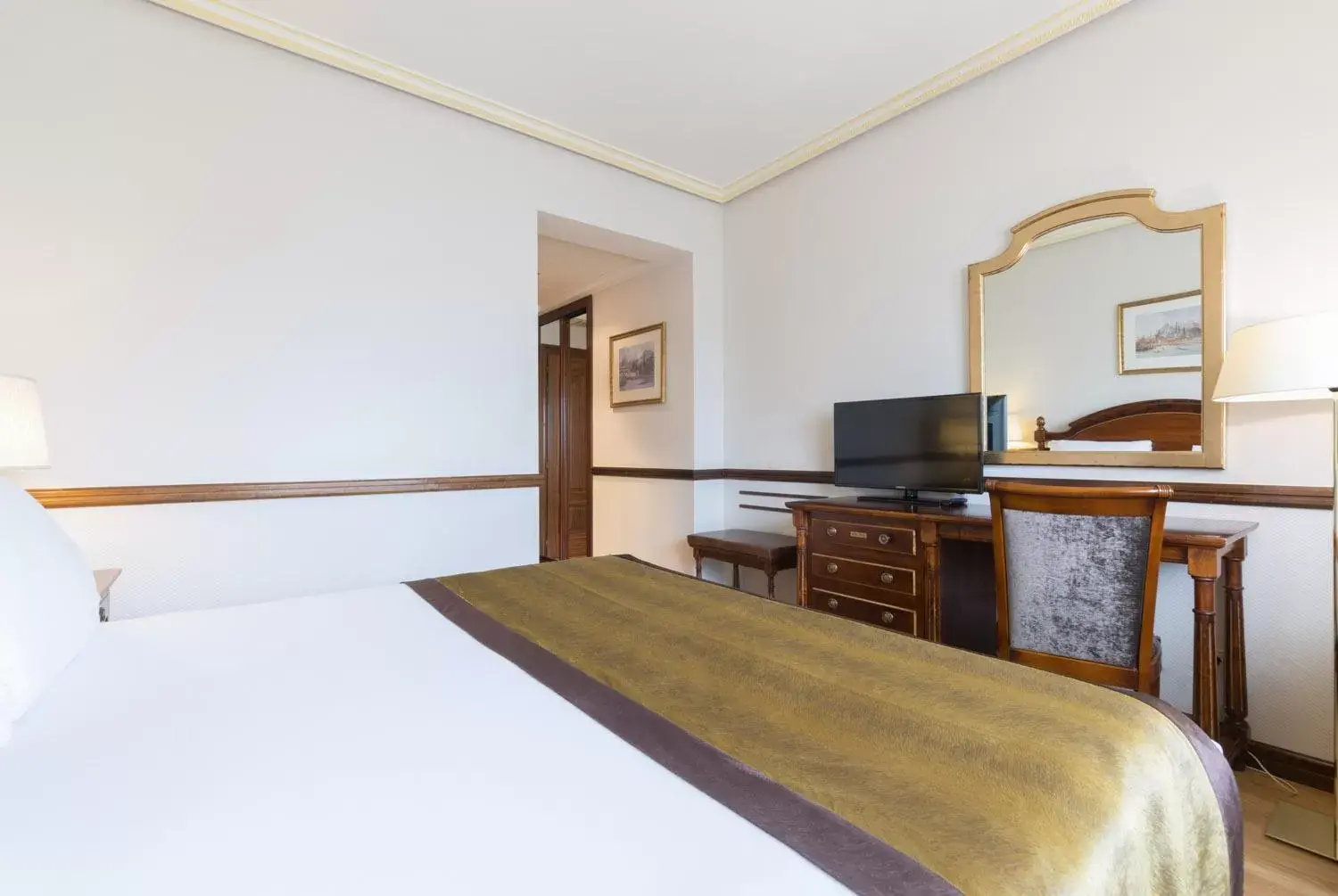 Bed, TV/Entertainment Center in Hotel Exe Reina Isabel