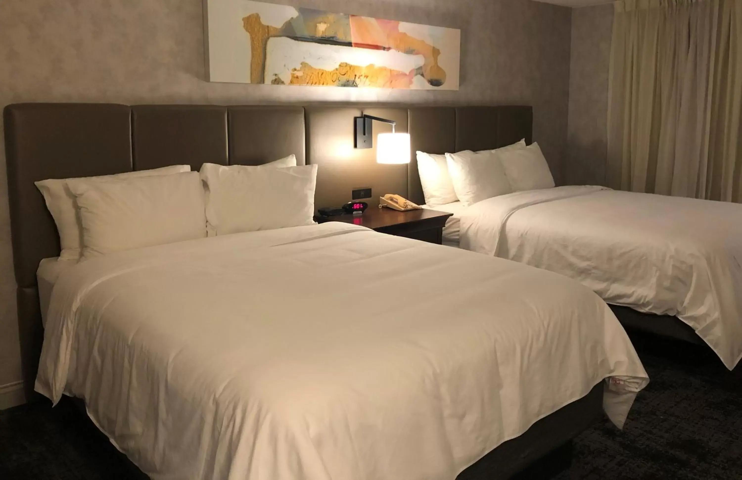 Guests, Bed in Crowne Plaza Chicago-Northbrook, an IHG Hotel