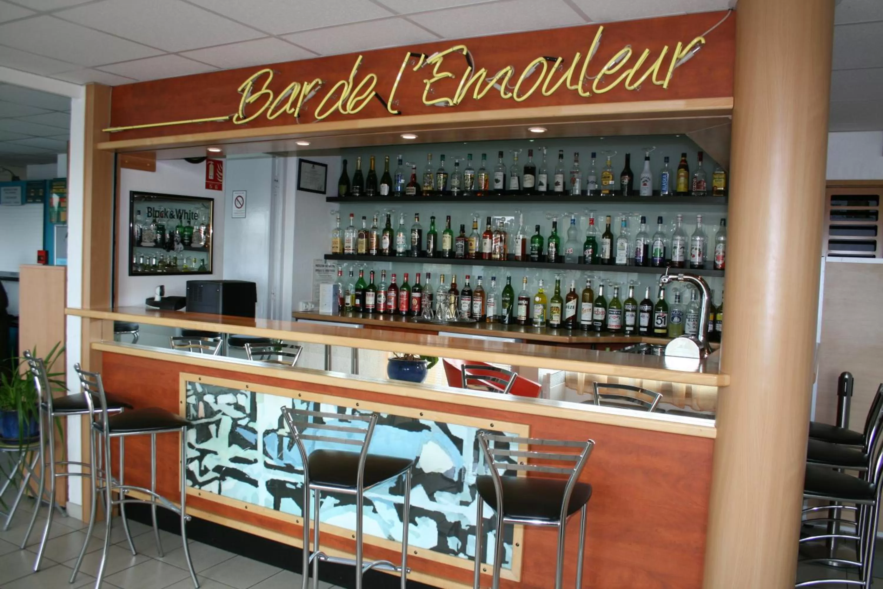 Lounge or bar in ibis Budget Thiers