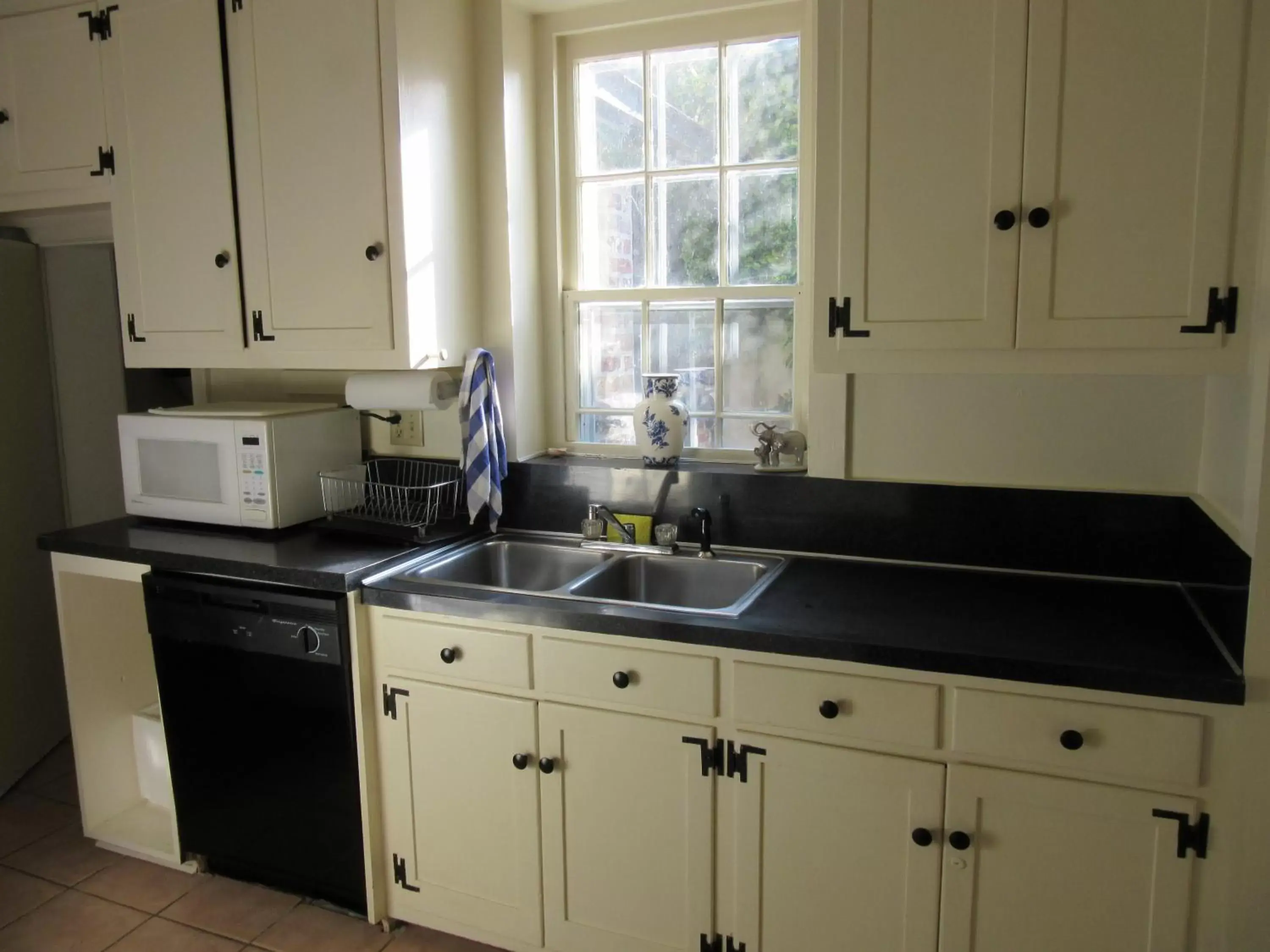 Kitchen or kitchenette, Kitchen/Kitchenette in Historic 86 Church Street