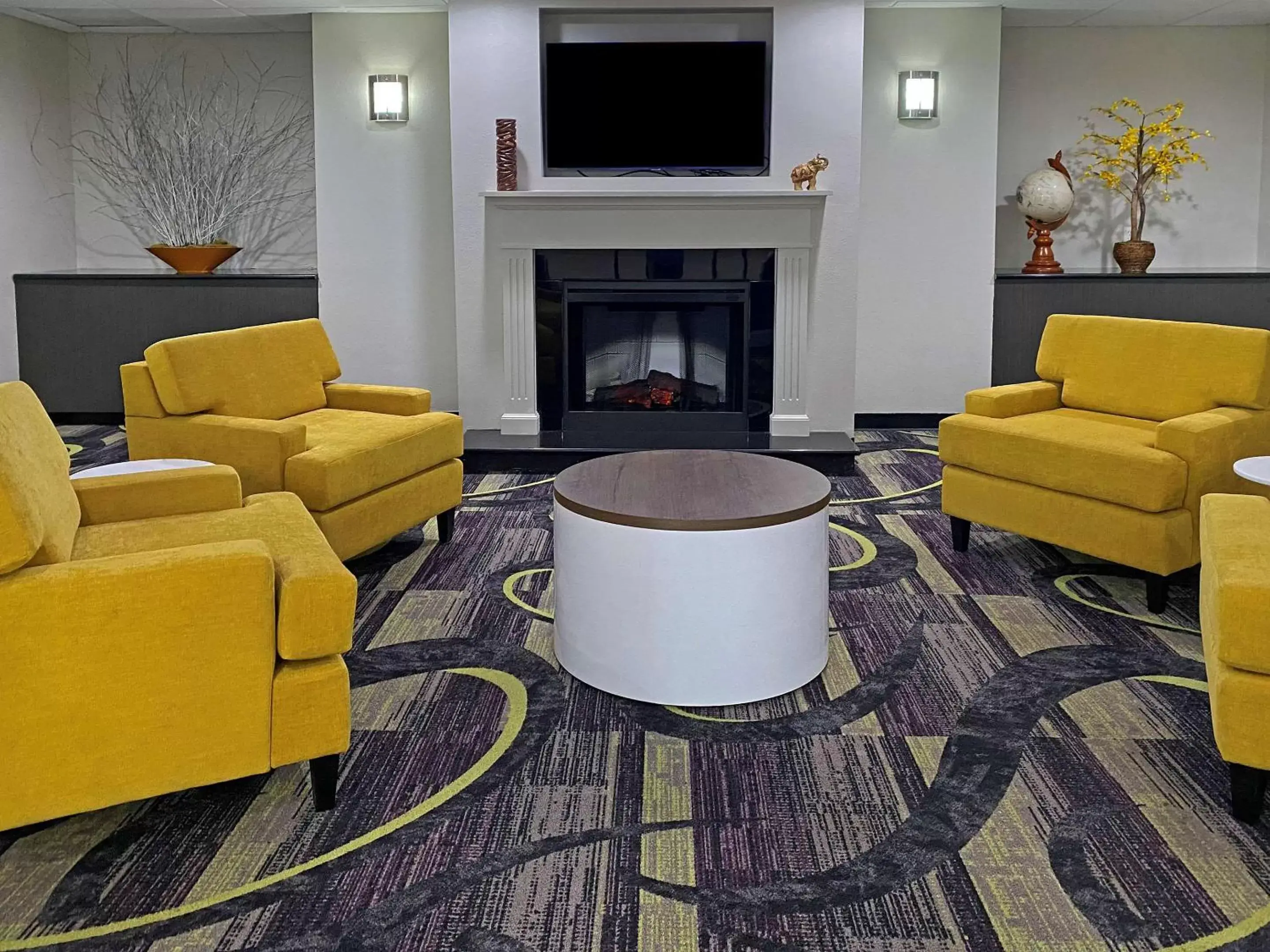 Lobby or reception, Lounge/Bar in Comfort Inn Conover-Hickory