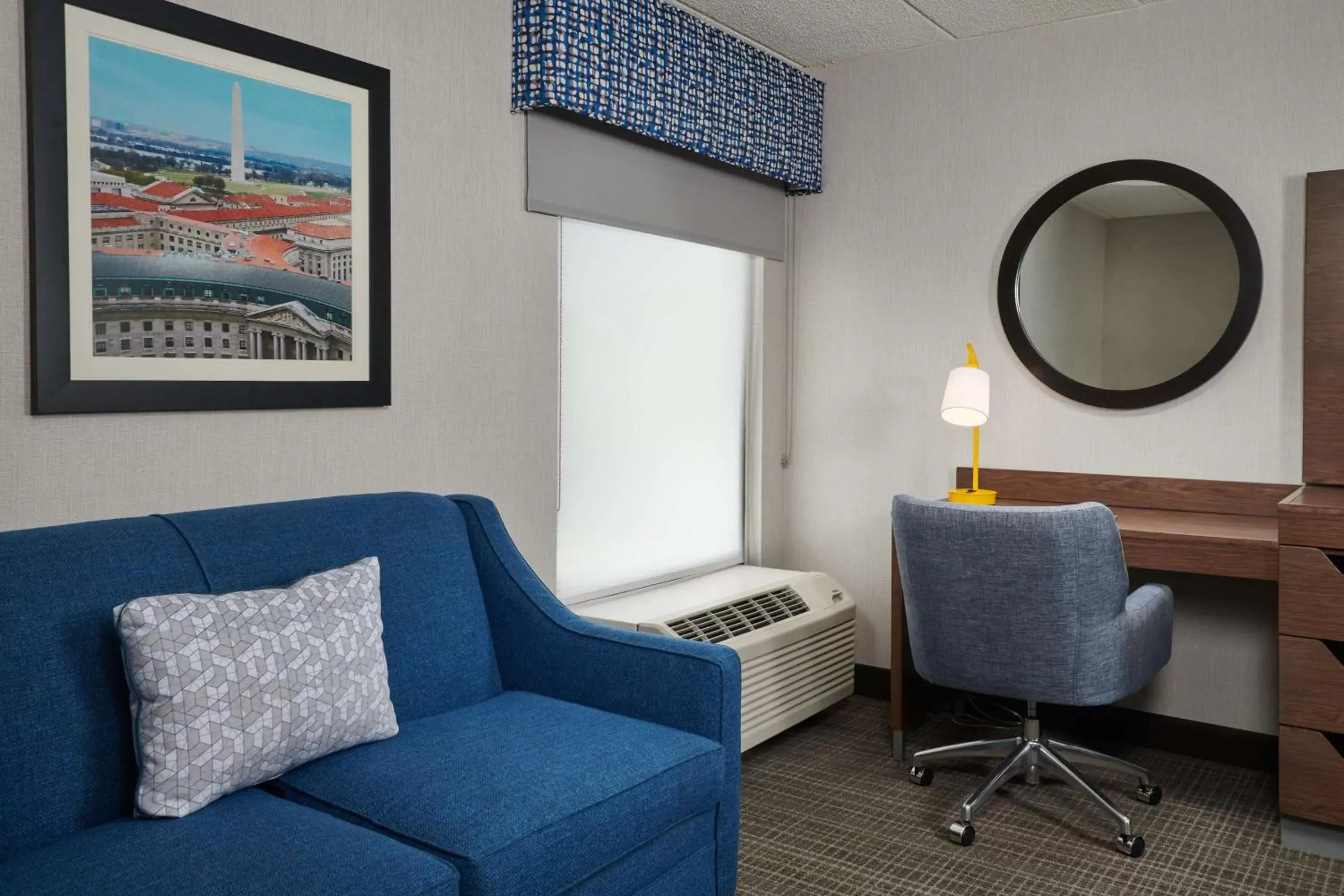 Bed, Seating Area in Hampton Inn Fairfax City